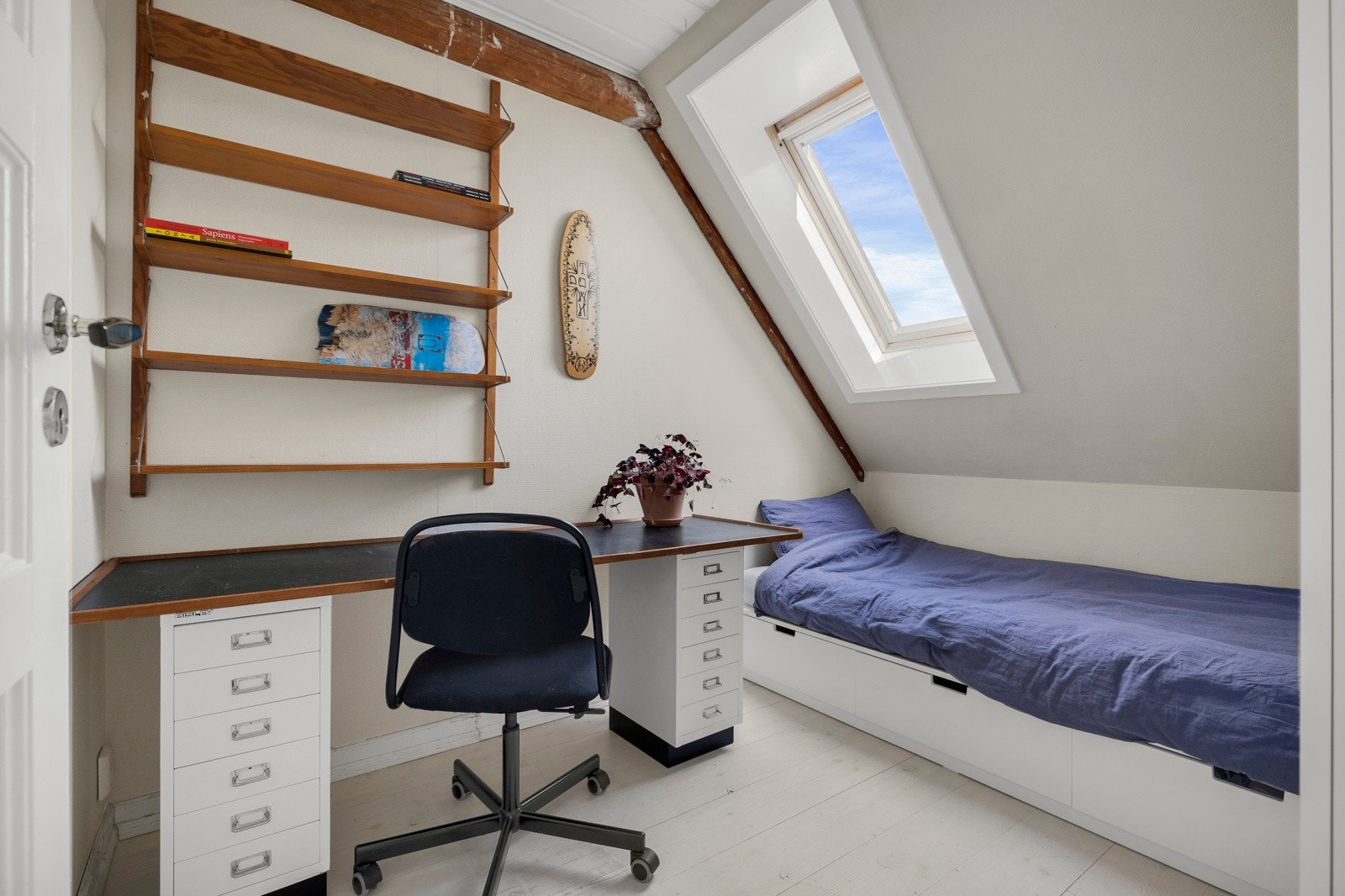 I alle rom i loftsetasjen er det takvindu og sjarm med synlige, originale bjelker. Galleribilde