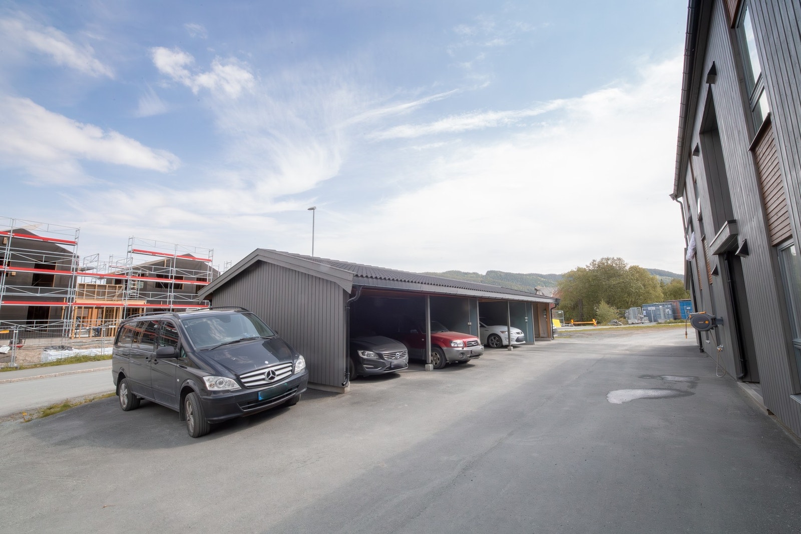 Med leiligheten følger pakreringsplass i carport Galleribilde