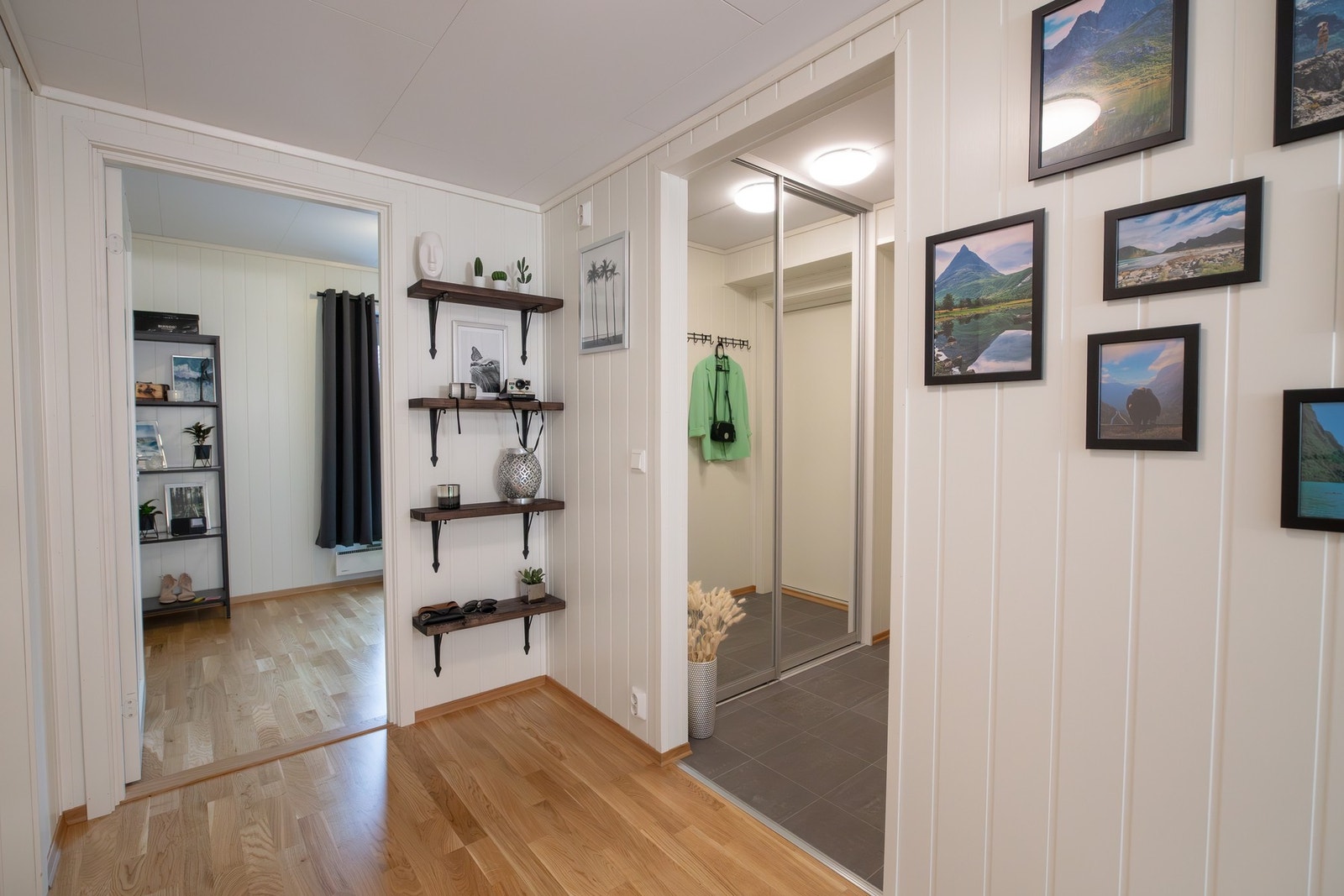 Praktisk skyvedørsgarderobe i gangen Galleribilde