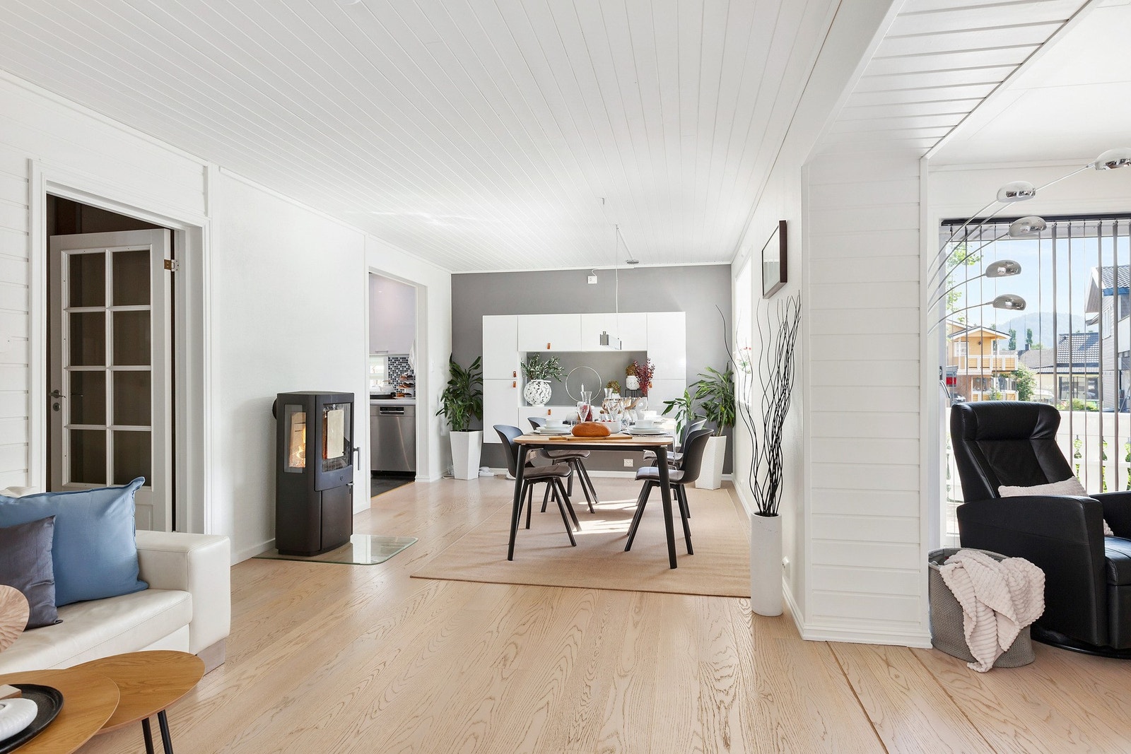 På stuen er det både vedfyring og varmepumpe Galleribilde