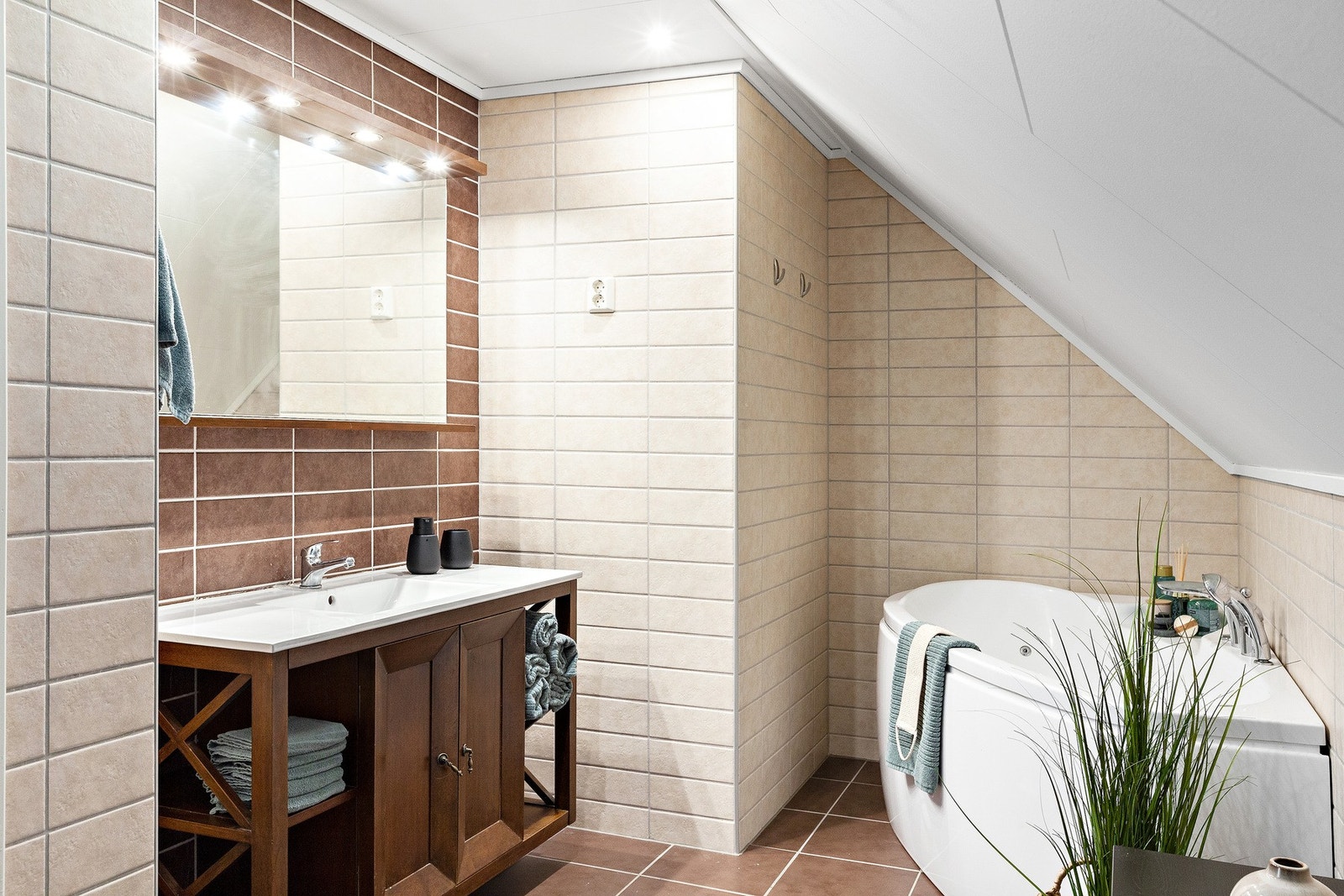Badet på loftet er på 6,5 kvm Galleribilde