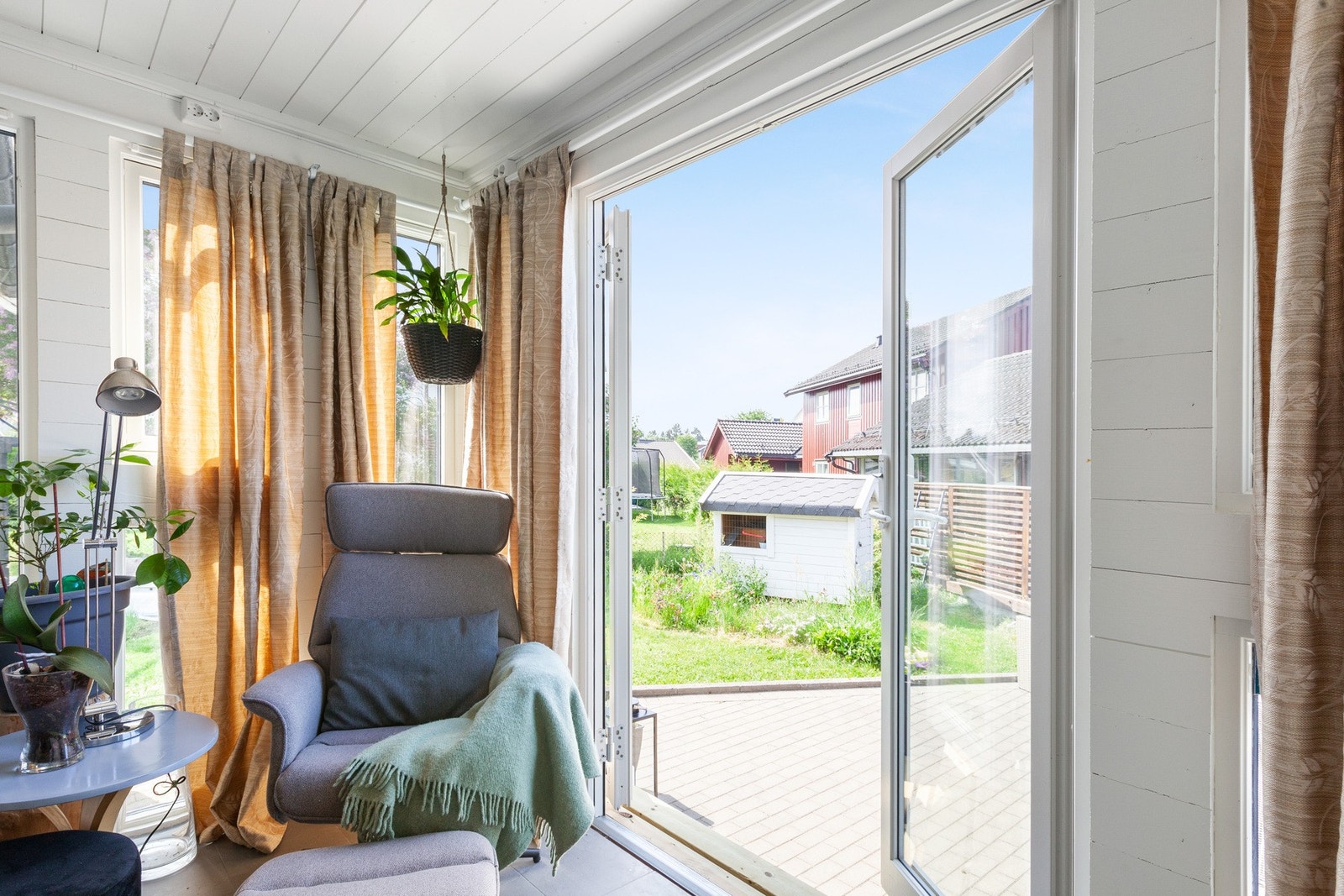 Utgang fra vinterhagen til stenbelagt uteområde Galleribilde