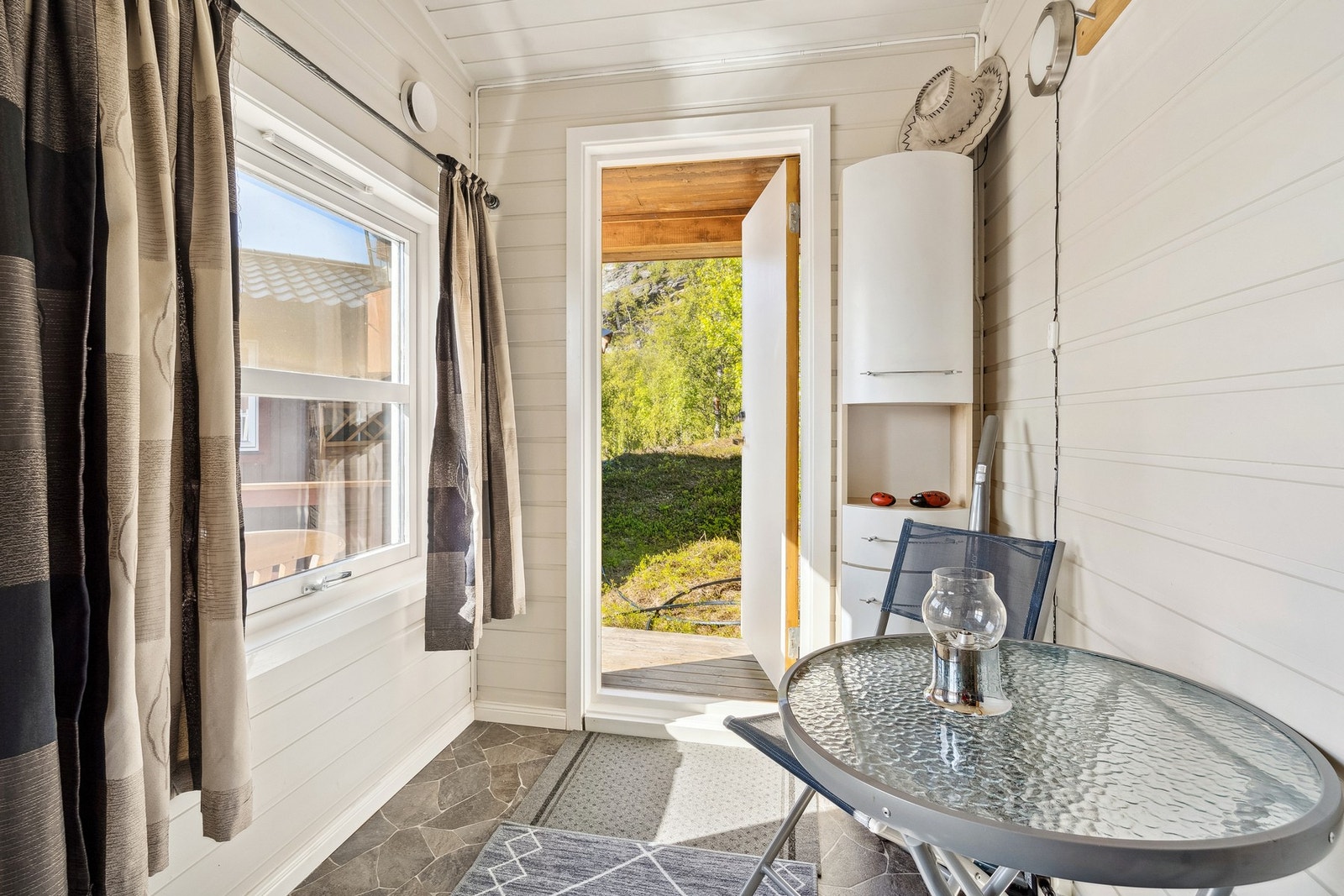 Gang/omkledningsrom i anneks Galleribilde