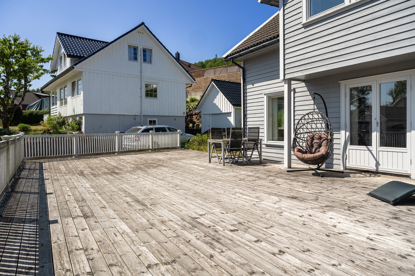 Romslig terrasse foran boligen. Galleribilde