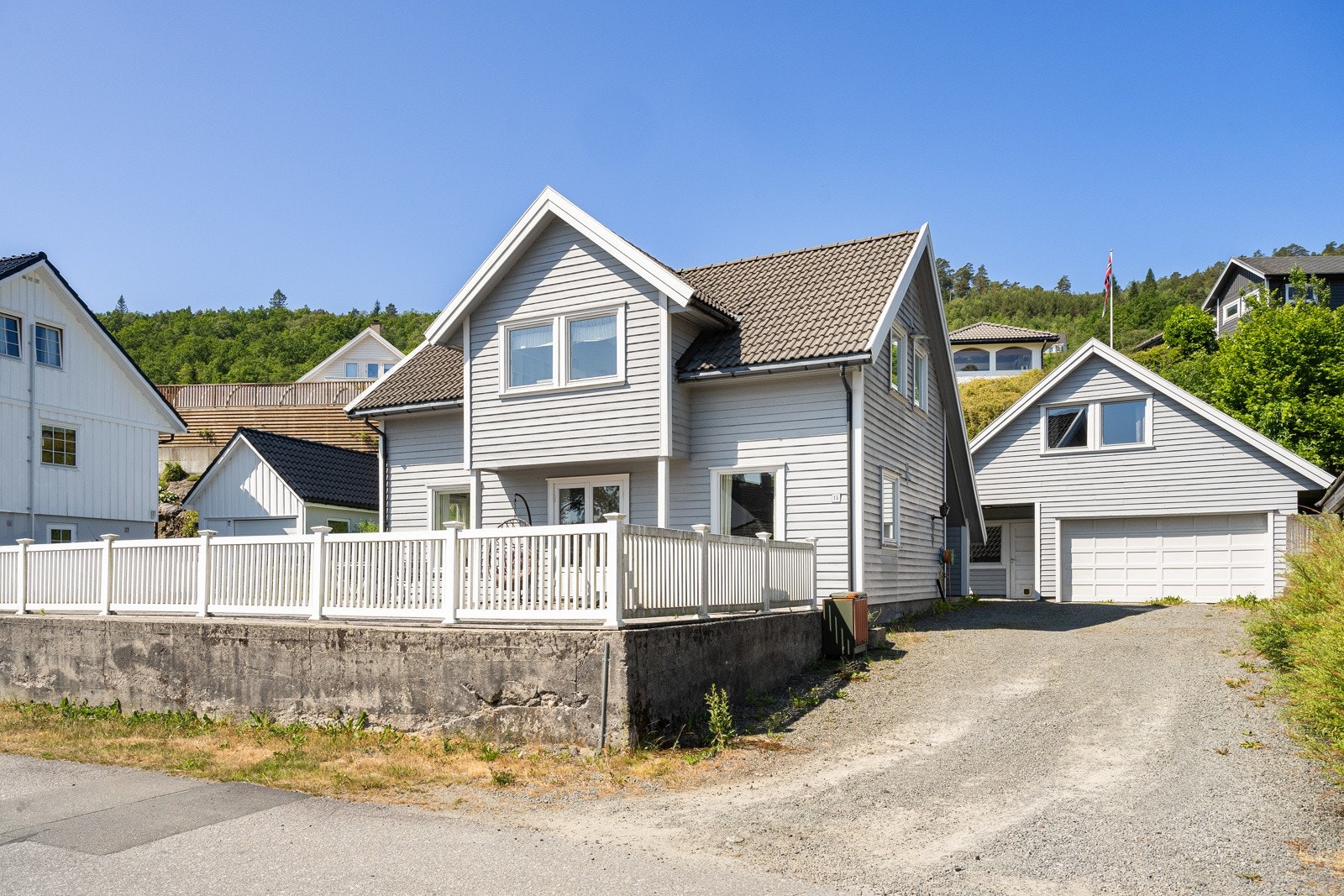 Innkjørsel og romslig garasje Galleribilde