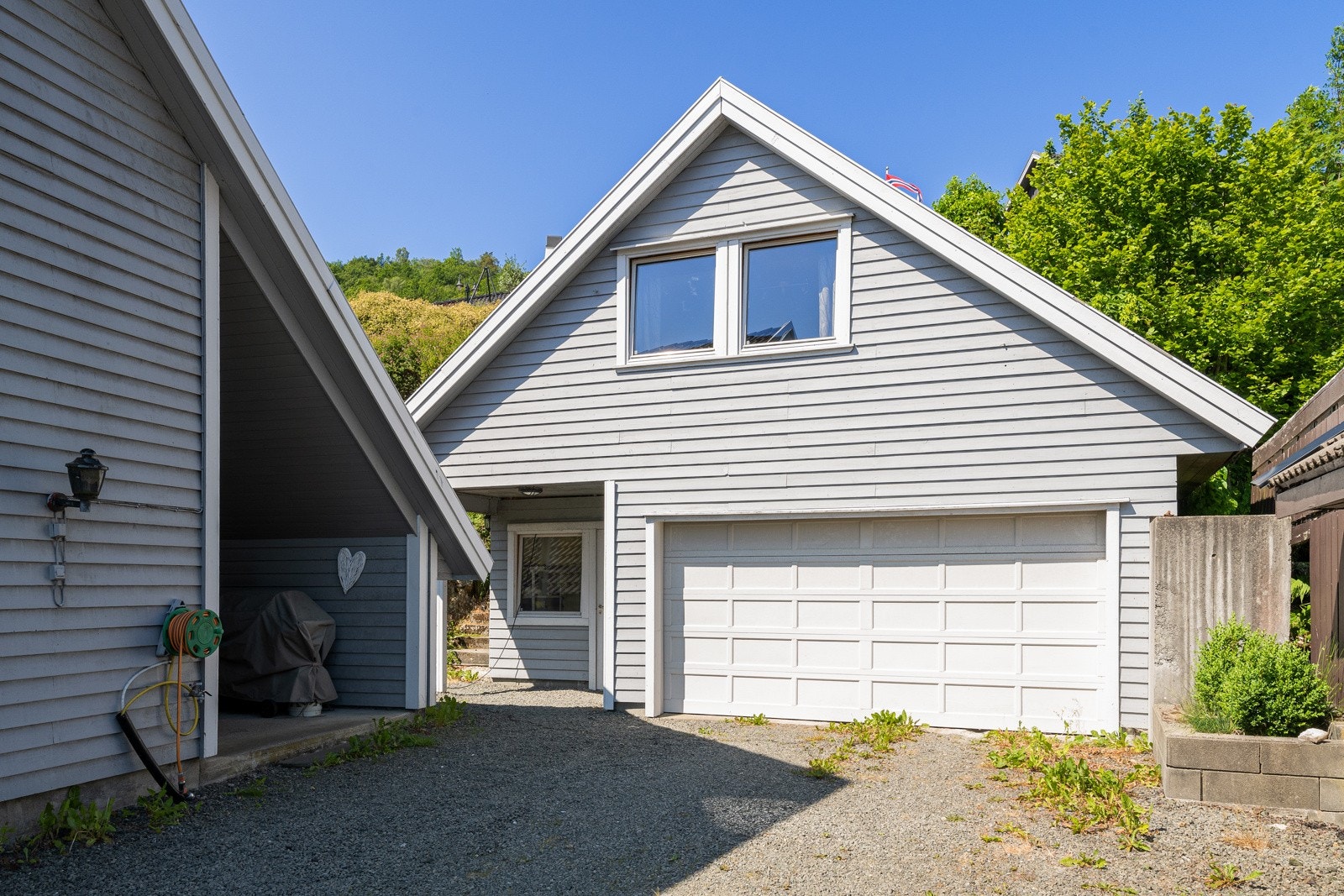 Romslig garasje. Galleribilde