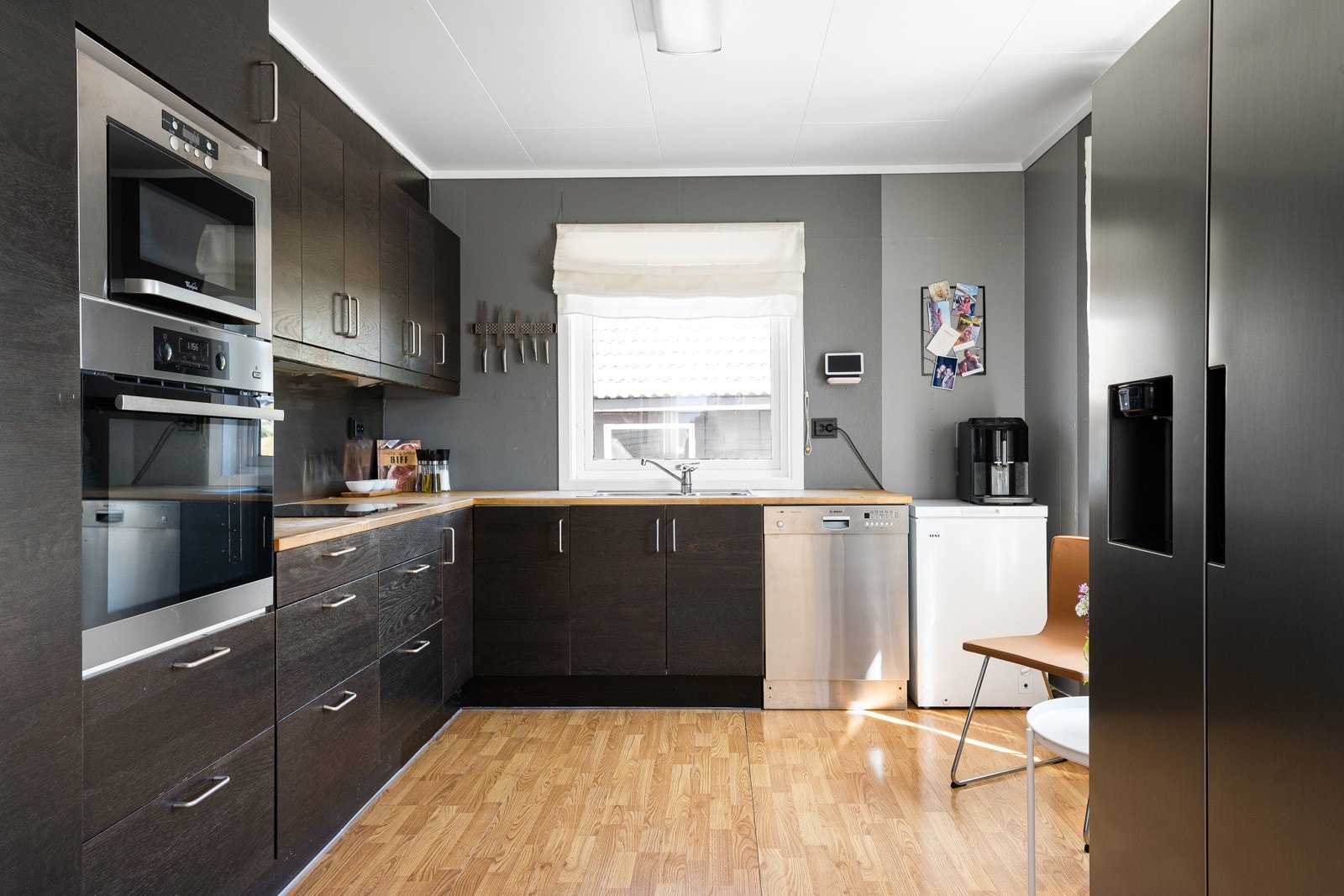 Mørk kjøkkeninnredning med god benkeplass. Galleribilde