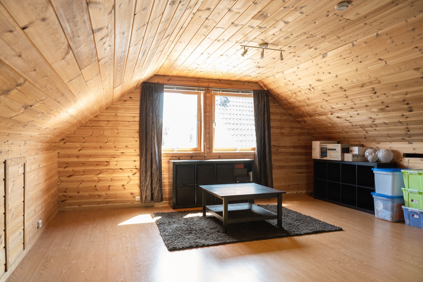 Praktisk innredet rom over garasjen. Galleribilde