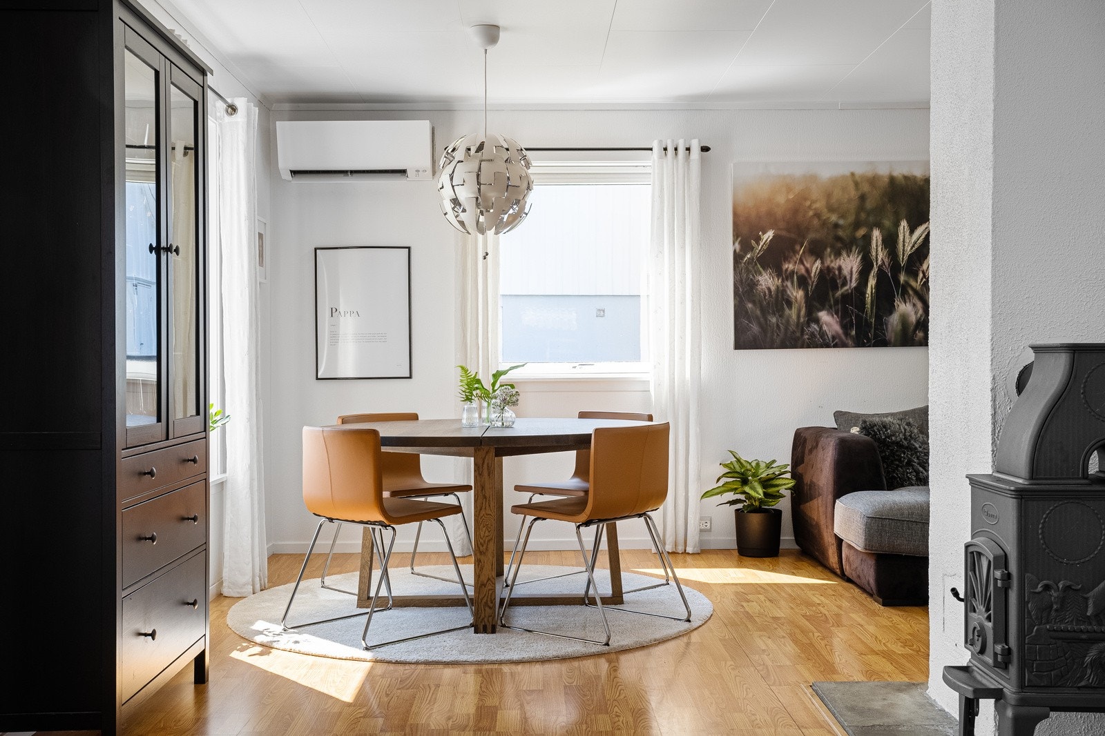 Fra kjøkken mot stoe med spiseplass. Galleribilde