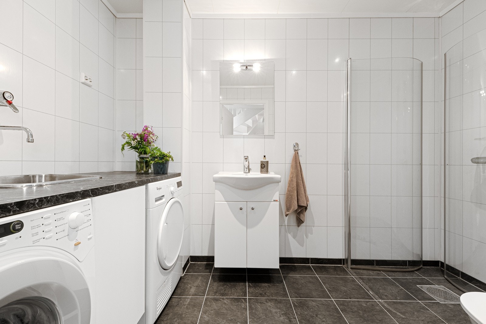 Bad/vaskerom i hovedetasjen. Galleribilde