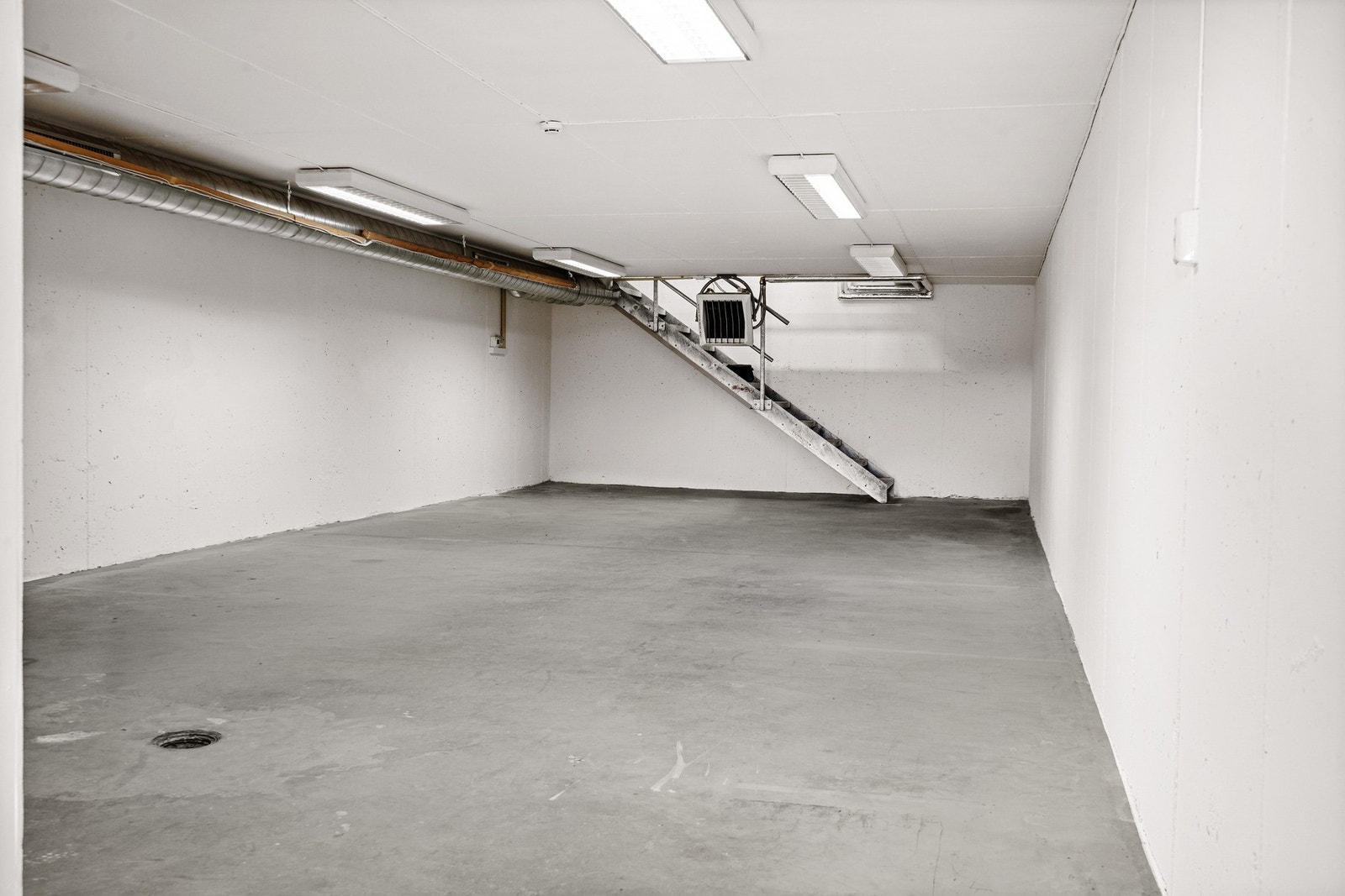 Lager i sokkeletasje Galleribilde