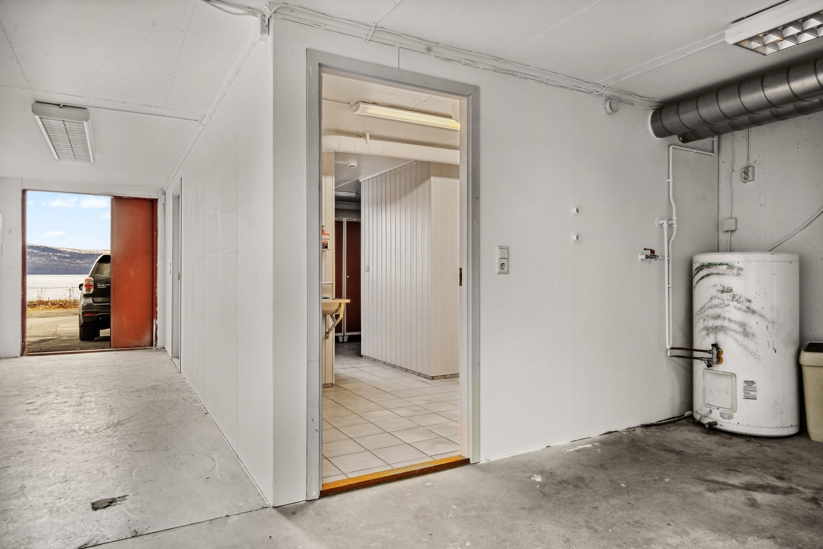 Lager i sokkeletasje Galleribilde