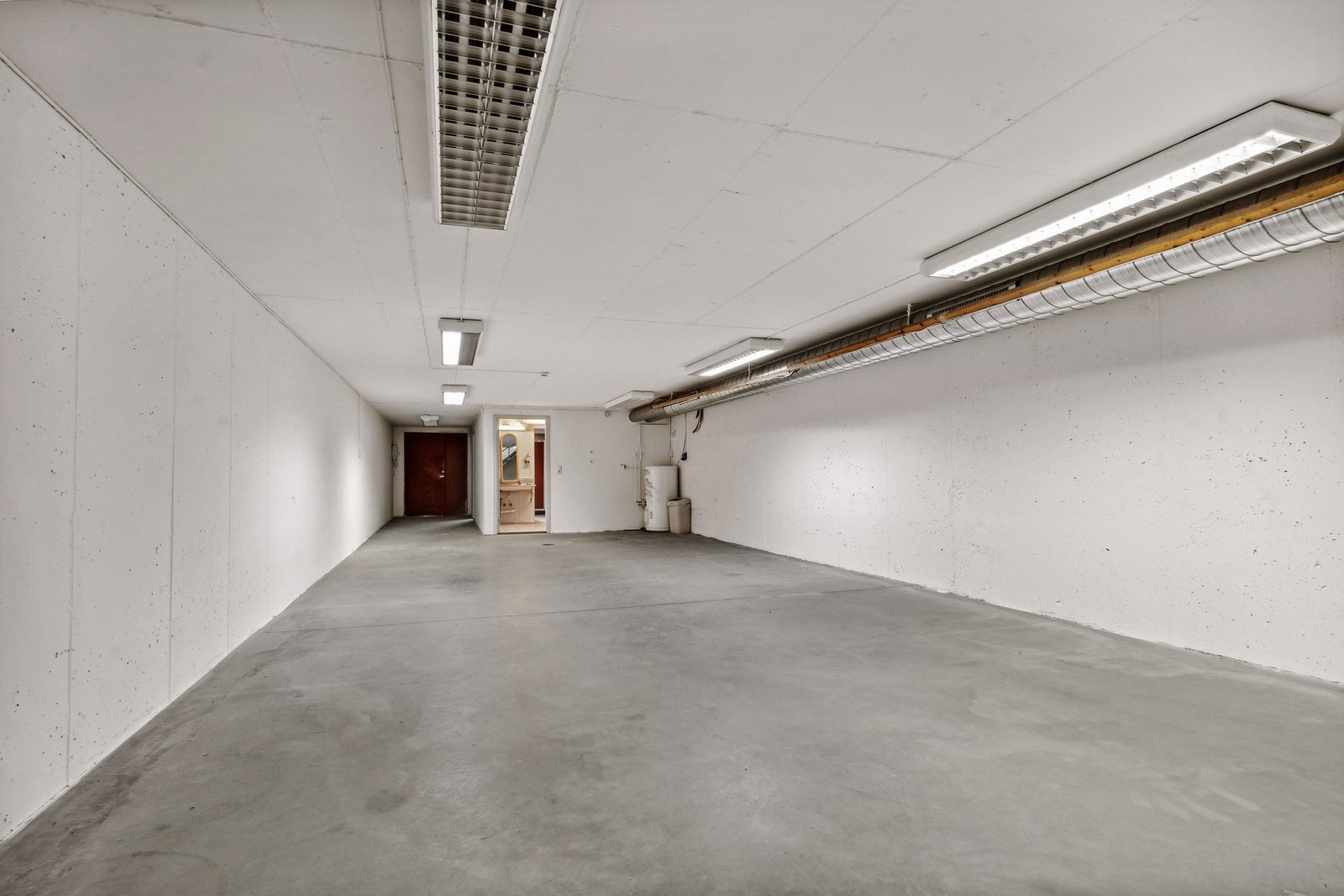 Lager i sokkeletasje Galleribilde
