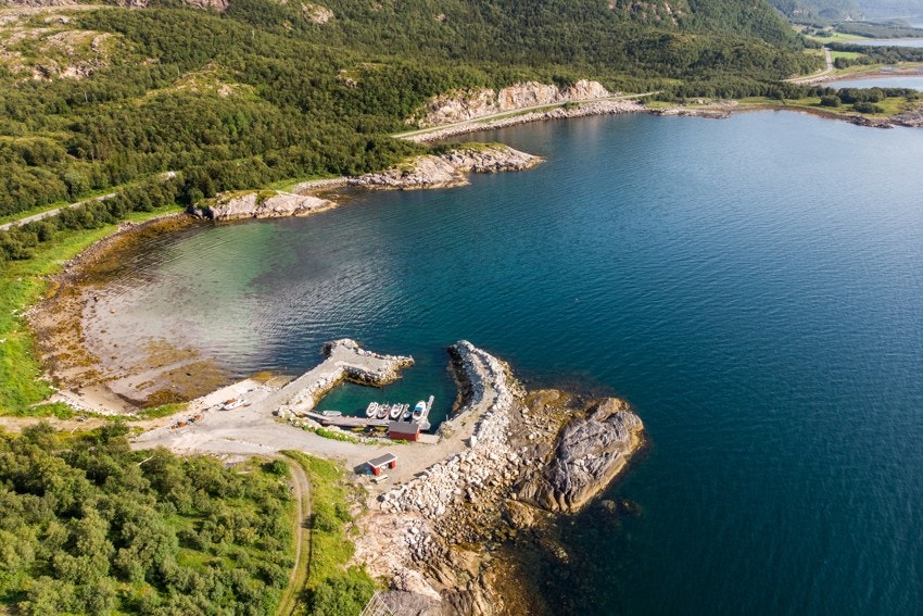 Eiendommen består av hyttetomer (6 for utleie og 1 for fritid/turist), marina med 12-14 båtplasser, båtopptrekk, sløyebu og gapahuk. Galleribilde