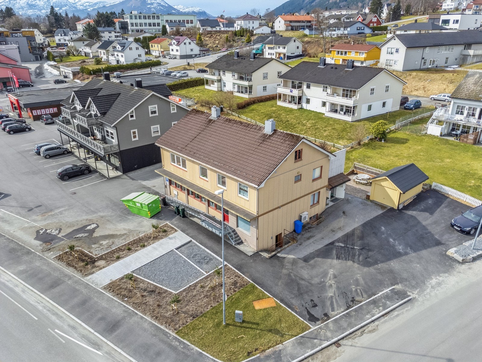 Eiendommen har tomt på ca 973 m² Galleribilde