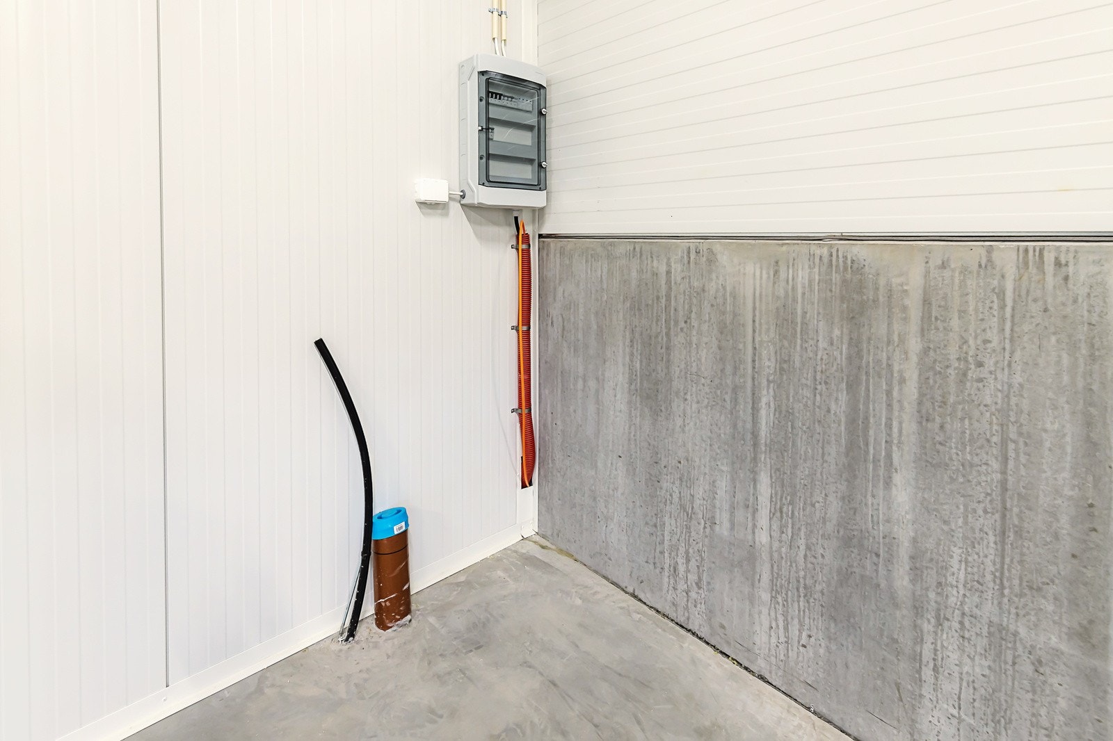 Det er god kapasitet og muligheter på det elektriske anlegget. Det er også lagt opp avløp og vann inn til seksjonen. Galleribilde