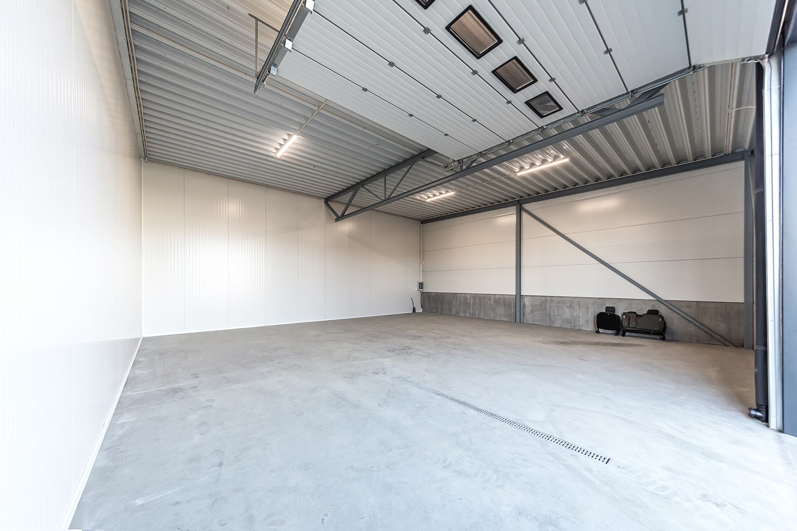 Stort åpent lokale med kjøreport. Det er innstallert sluk som er tilkoblet oljeutskiller Galleribilde