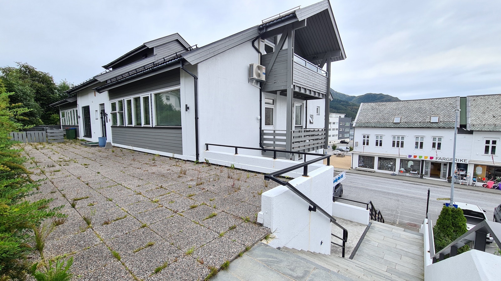 Inngang bakside Galleribilde