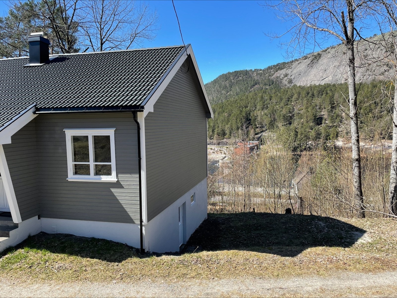 Nydelig og idyllisk beliggenhet med utsikt til Nidelva. Galleribilde