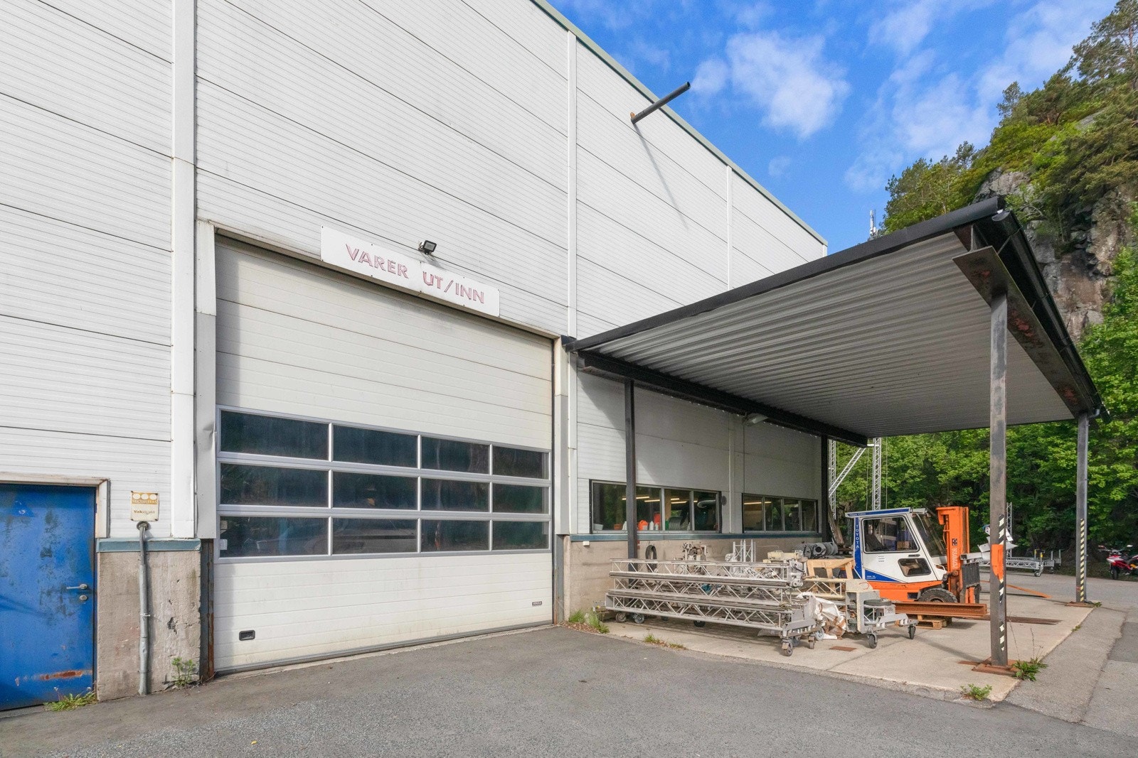 Stor romslig port med god takhøyde Galleribilde