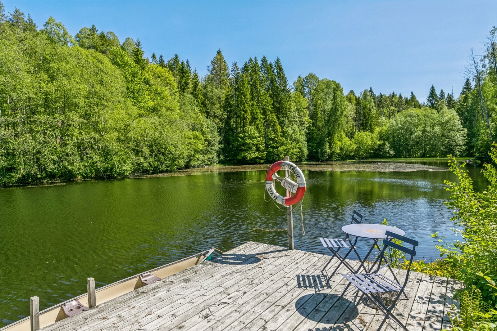 Sol, sommer, avslapning og hygge. Her kan man kaste flue fra egen brygge Galleribilde