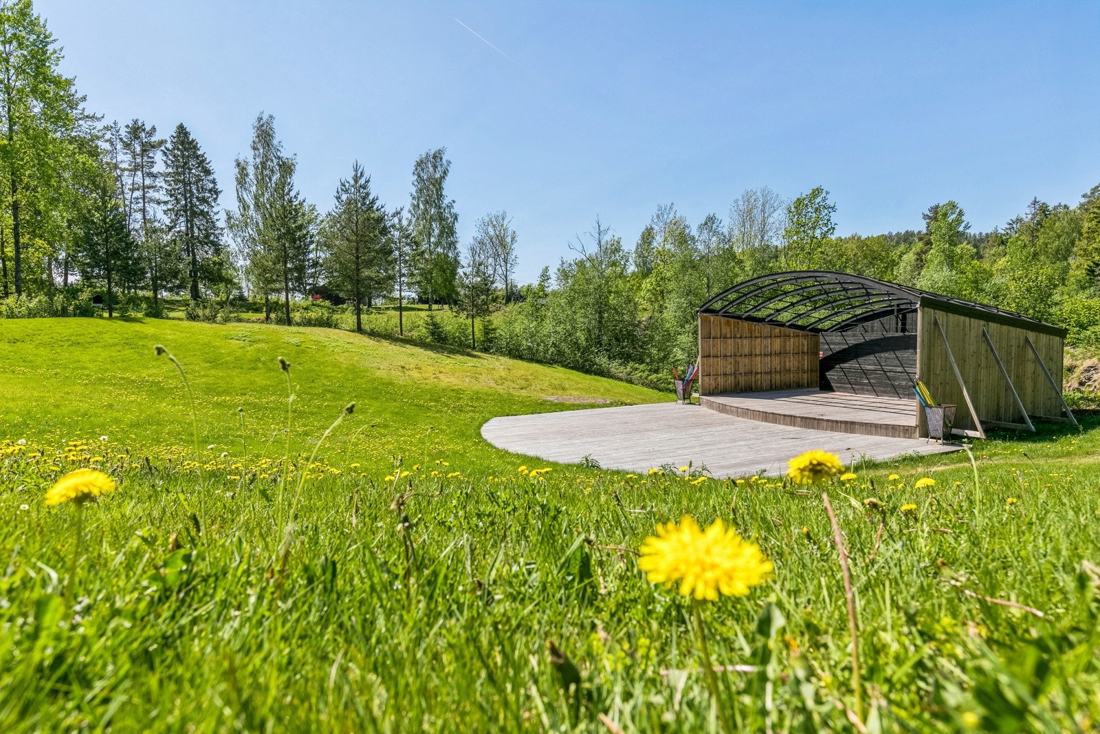 Amfibygget ble satt opp i 2015. Scenen er ca. 85 kvm stor og dansegulvet ca. 120 kvm Galleribilde