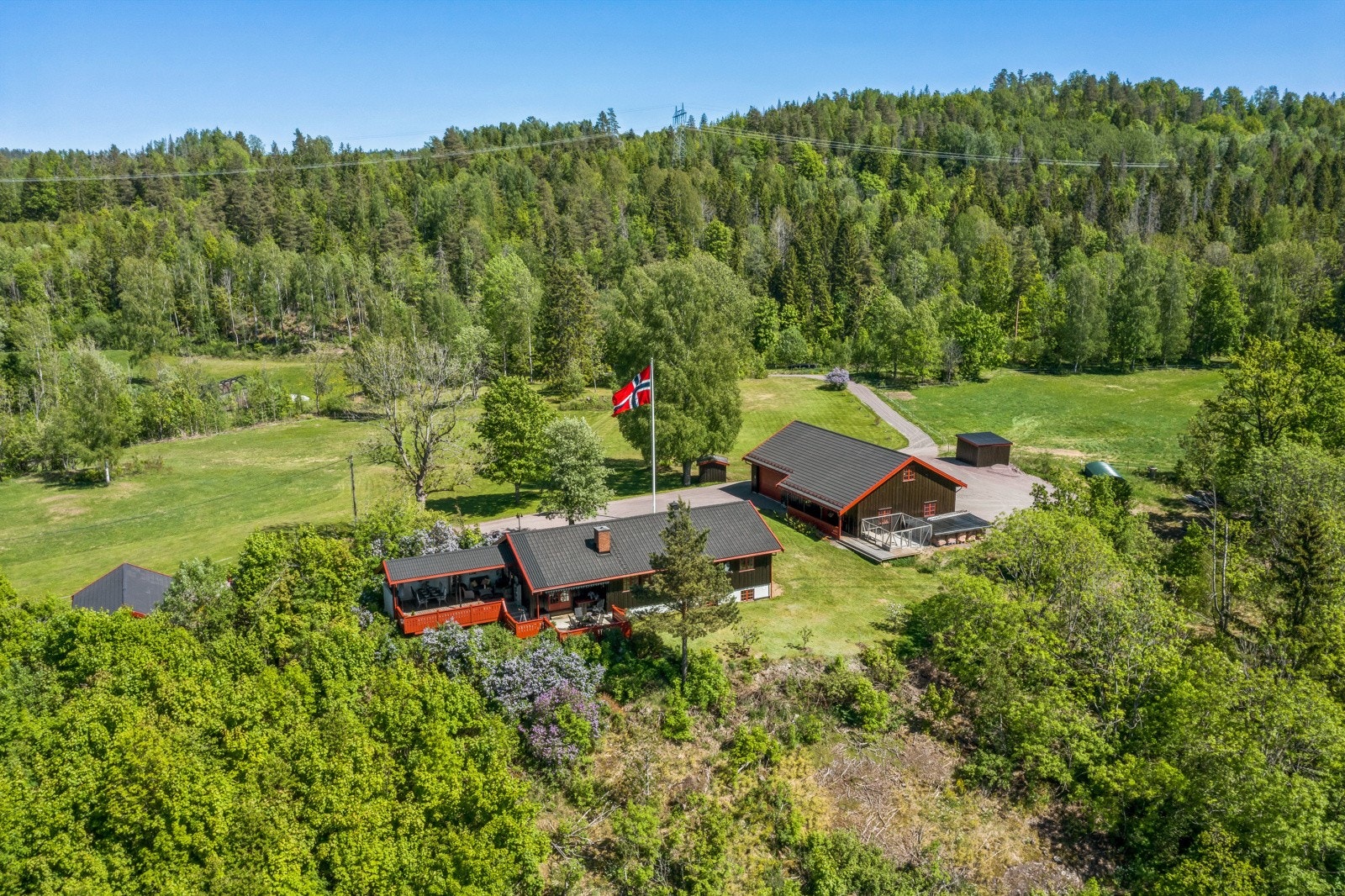 Beliggenheten er idyllisk og tilbaketrukket i Holmestrand kommune, bare 3 min fra E18 Galleribilde
