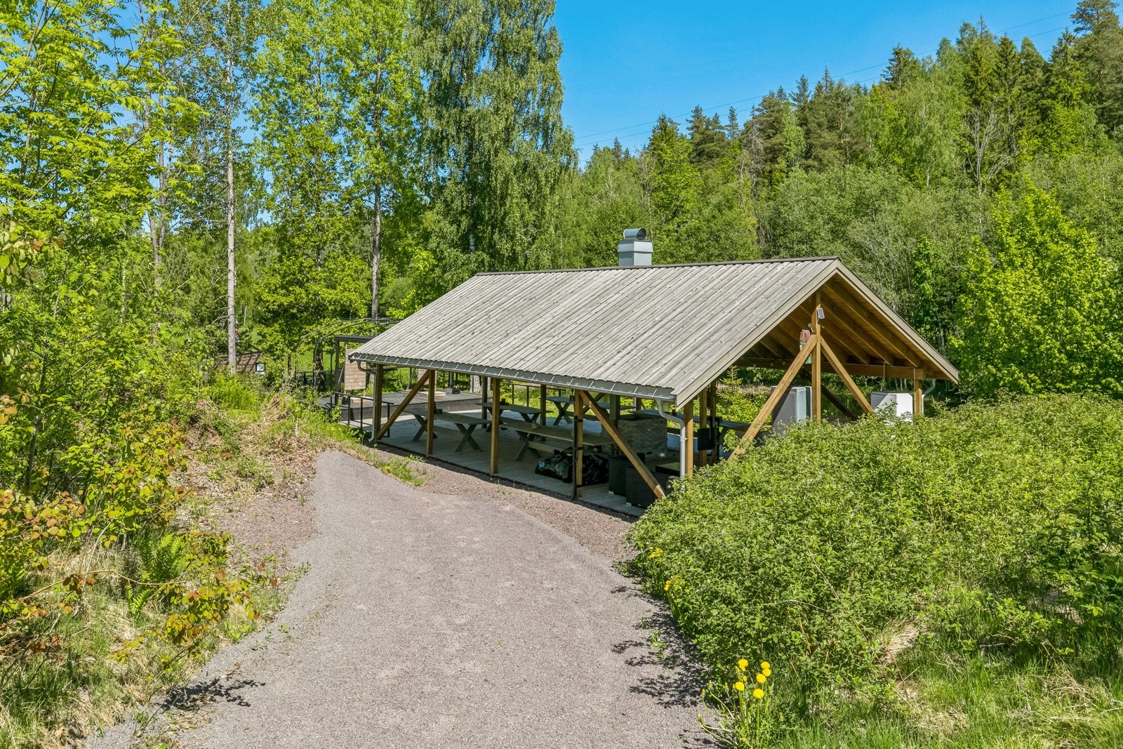 Nede ved dammen er det et arrangementsbygg med grillplass, gangbar , liten scene og sitteplasser til 50 personer Galleribilde