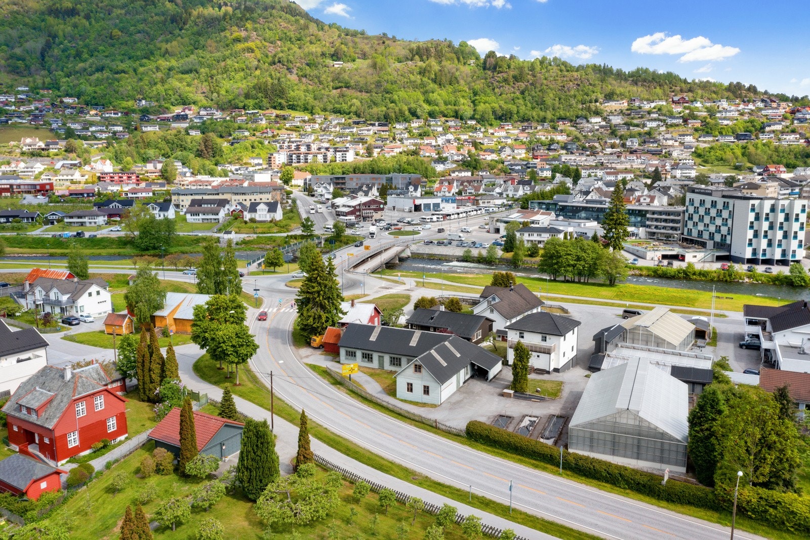 Tomta har ein storleik på 2 026m2 og ligg attraktivt plassert sentralt i Sogndal. Galleribilde