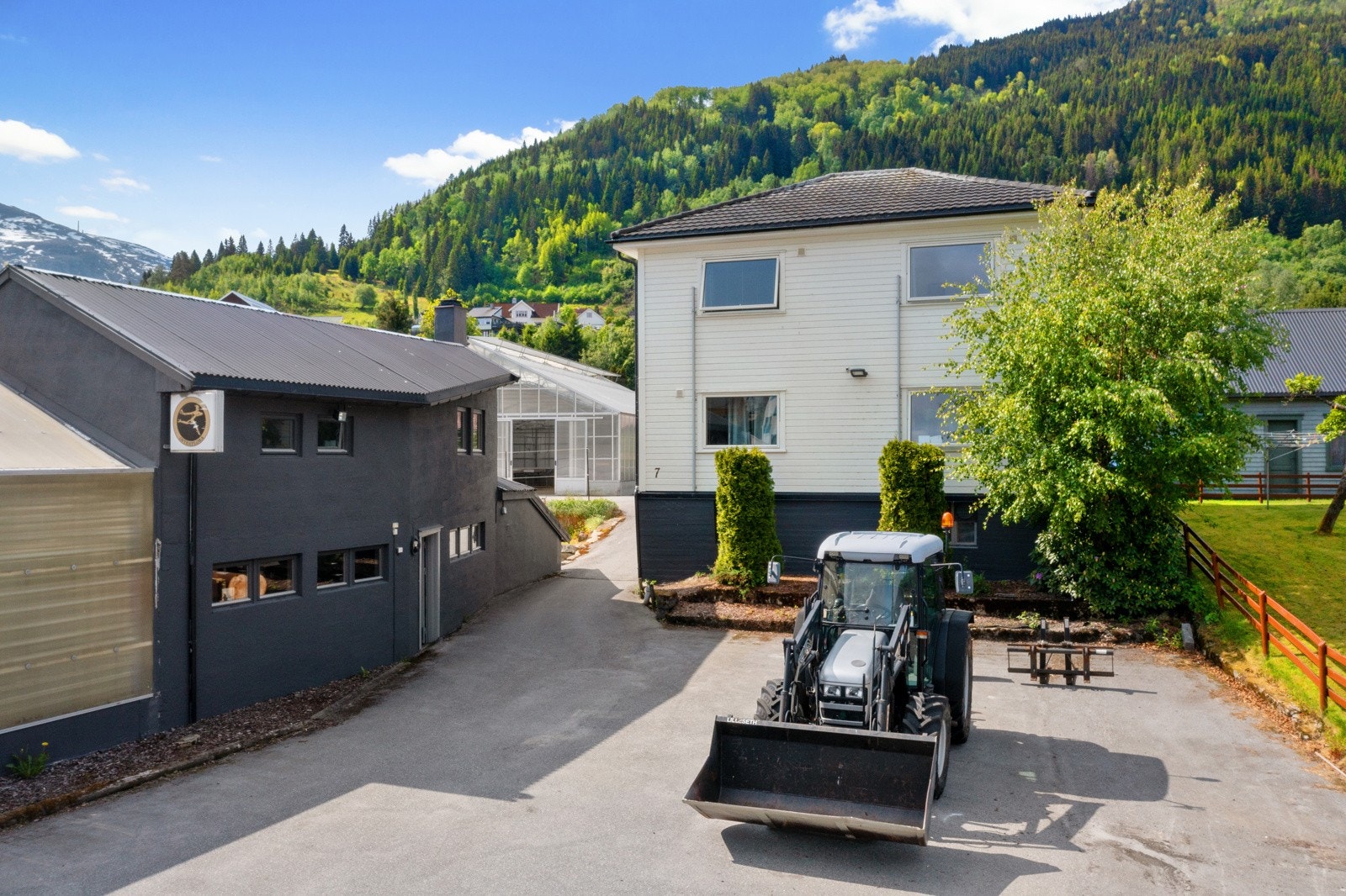 Bustadhusets areal er på p-rom 137m2, BRA 187m2. Galleribilde