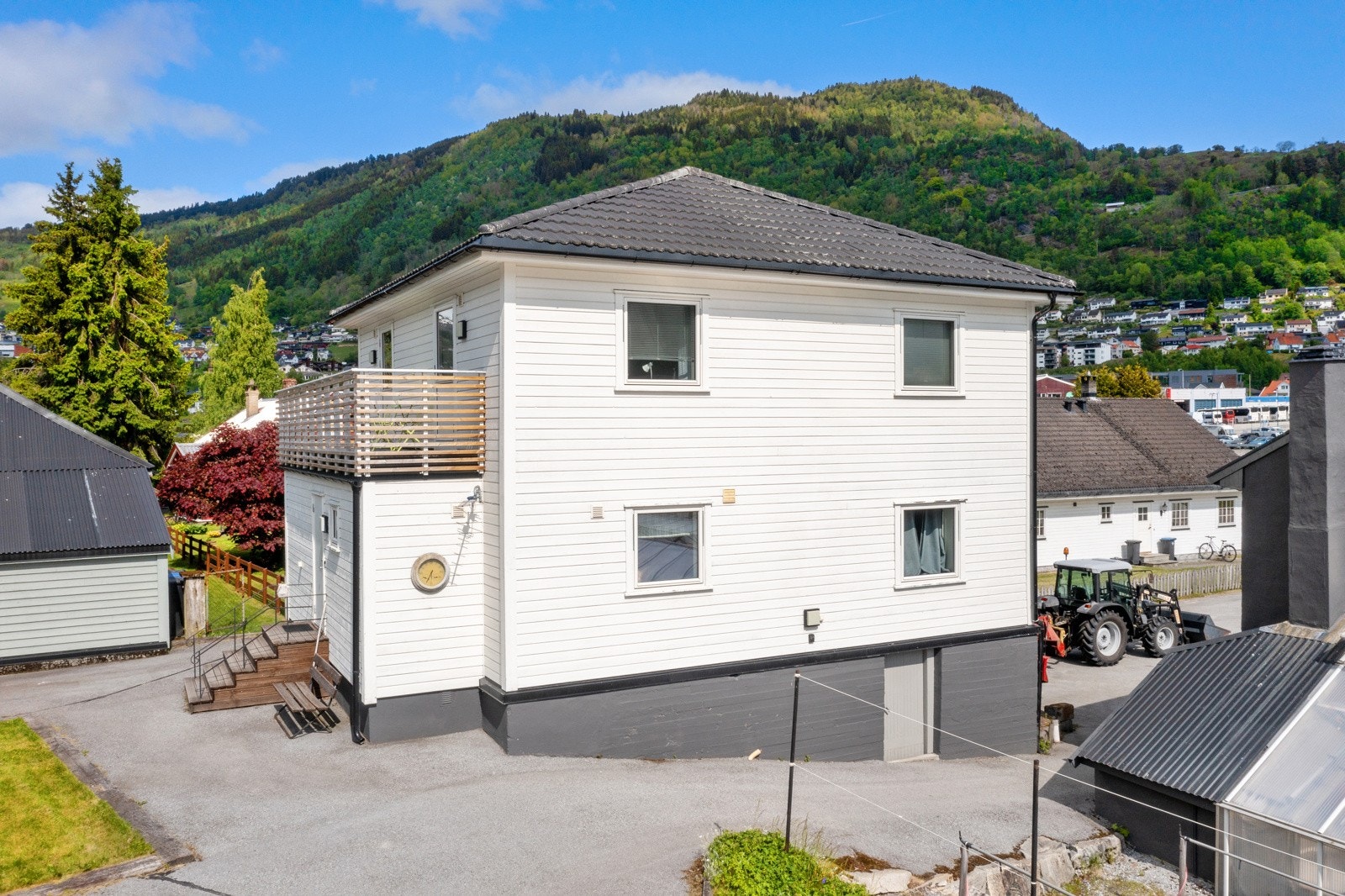 På eigedomen er det i dag oppført bustadhus som er tilpassa hybelutleige, drivhus, lagerbygg og driftbygning. Galleribilde