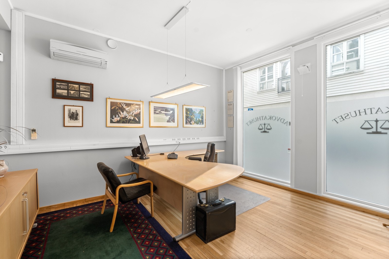 Kontor I med store vindusflater på høyre side ved inngangen. Galleribilde