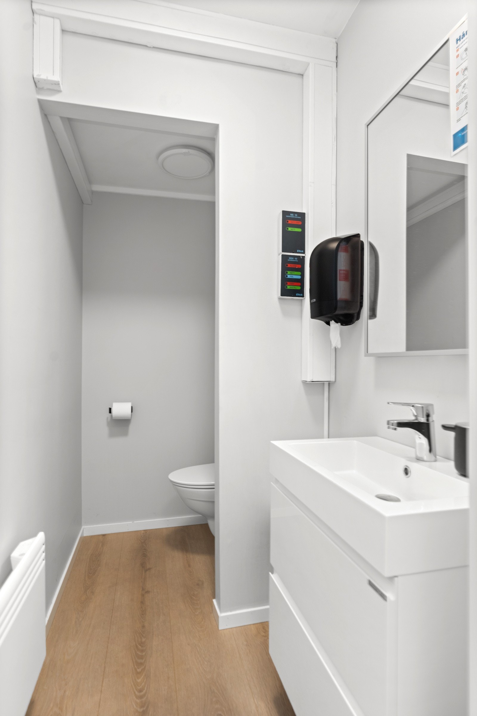 Gjestetoalett i 1. etasje. Oppusset med laminat på gulv og lys innredning. Galleribilde