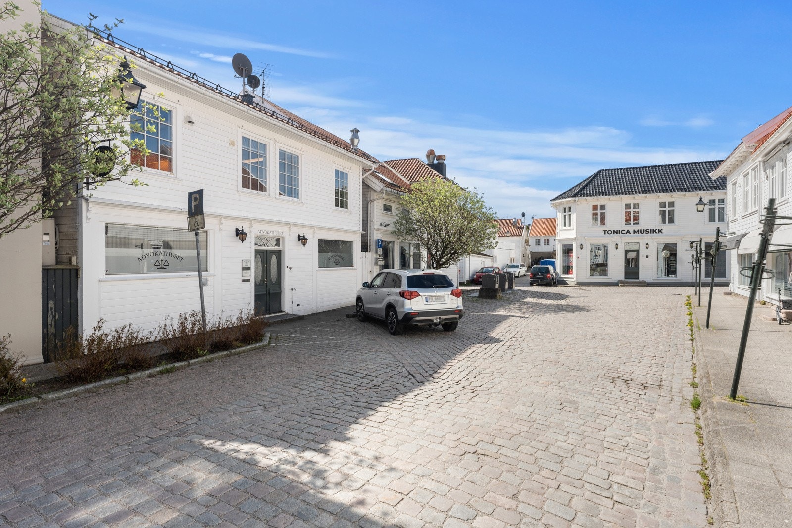 Dagens hovedinngang fra Johnstons gate. Galleribilde