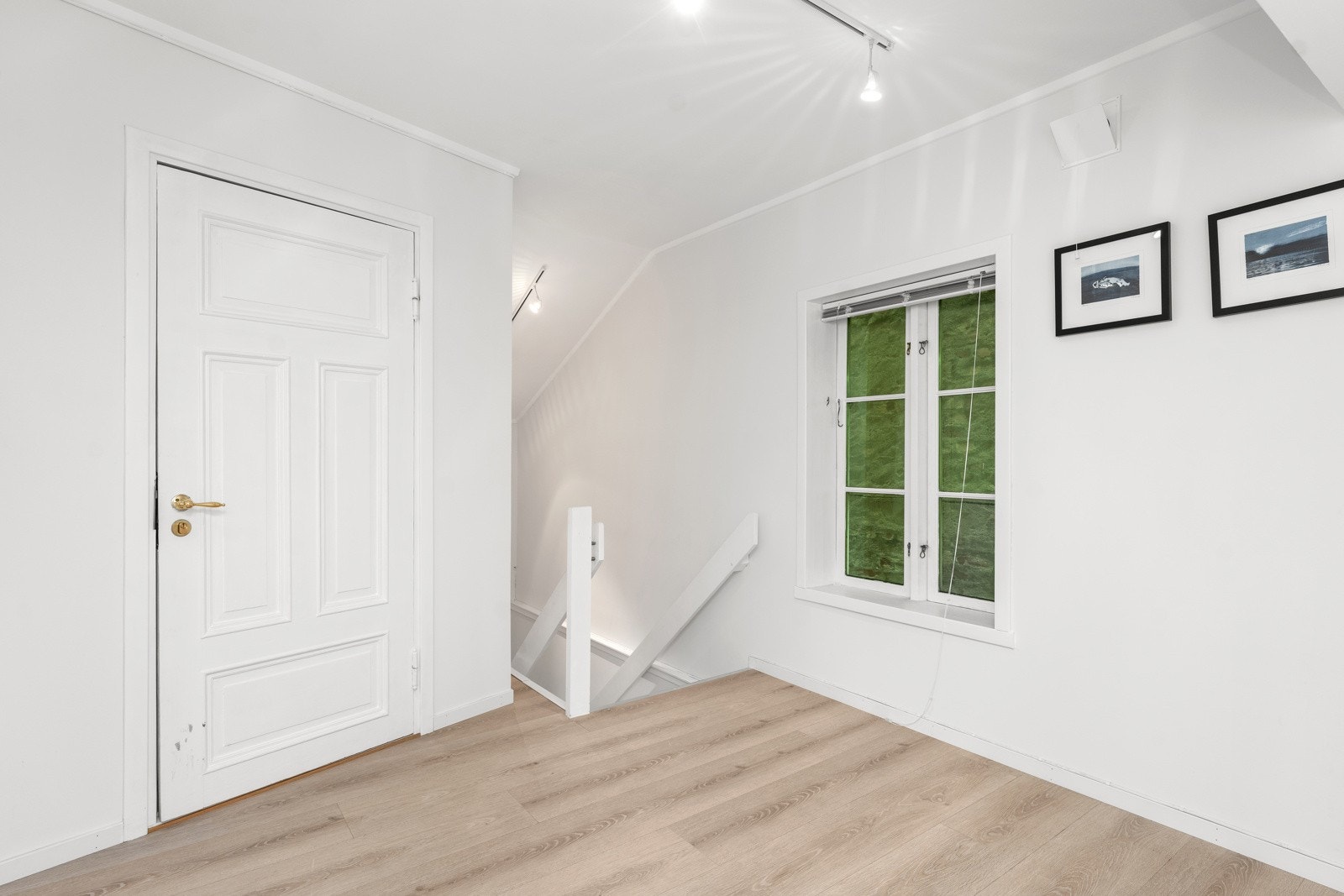 Romslig åpen gang med inngang til arkivrom, møterom og kott. Galleribilde
