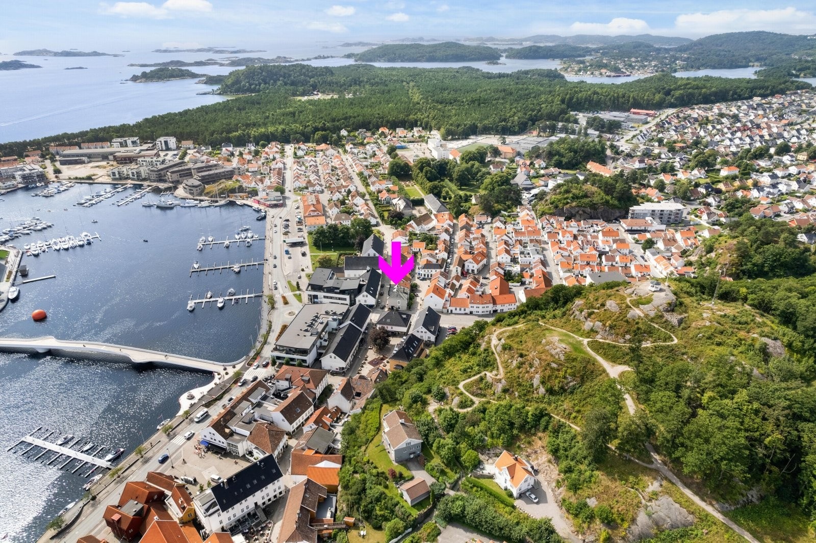 Bygget har en god plassering i Mandal sentrum. Området er en del av den gamle verneverdige sentrumsbebyggelsen som er attraktiv for turister med mange små nisjebutikker, museum og parkområder. Galleribilde