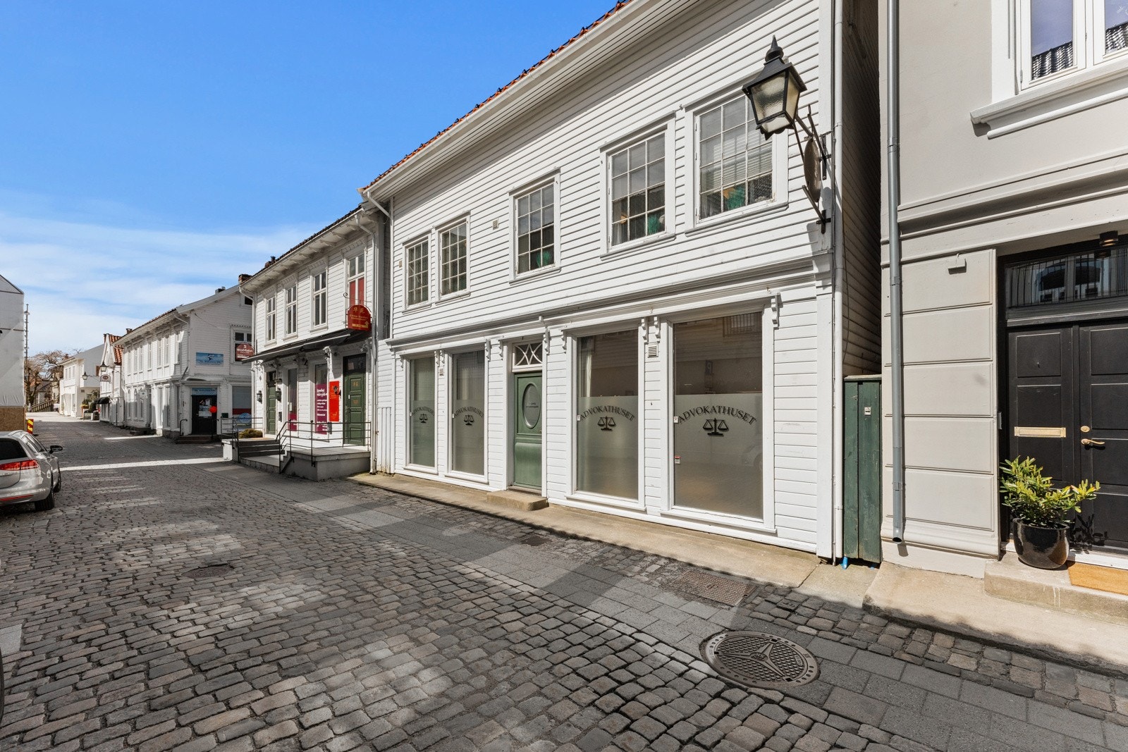 Løland & Berås Eiendomsmegling har gleden av å selge et av Mandals ærverdige butikk/kontorbygg midt i sentrum. Galleribilde