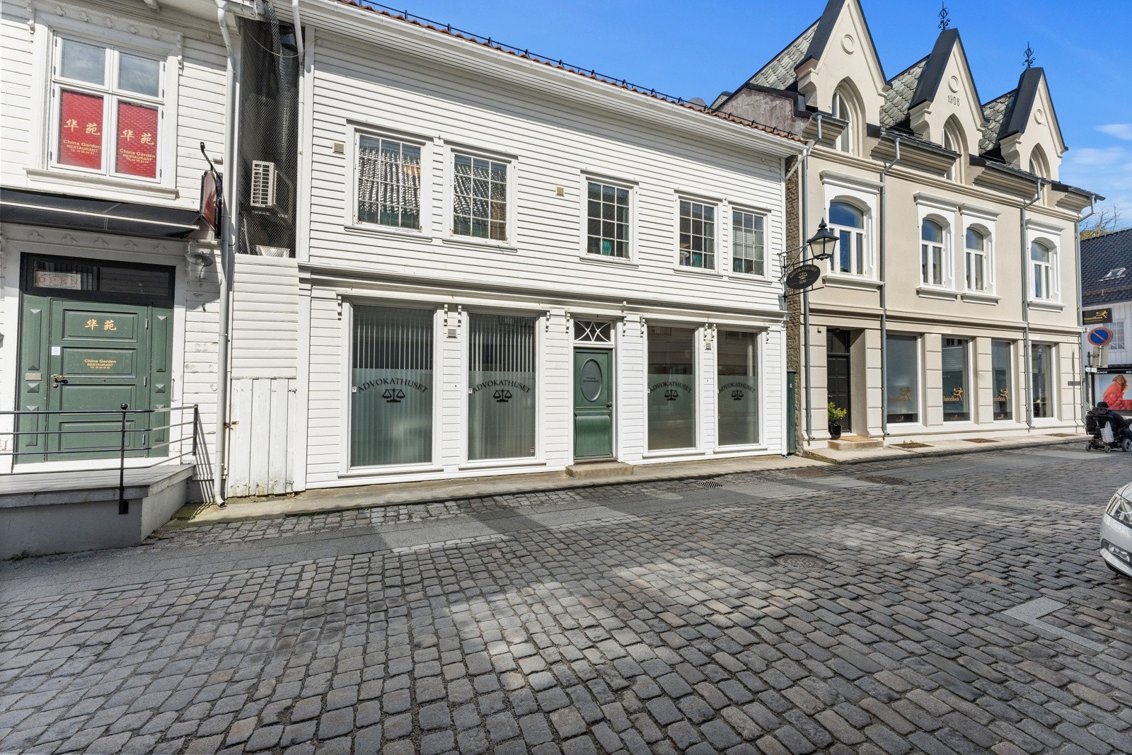 Inngangsparti Store Elvegate med store vindusflater som vender mot gjennomfartsgate for spesielt gående og syklende. Galleribilde