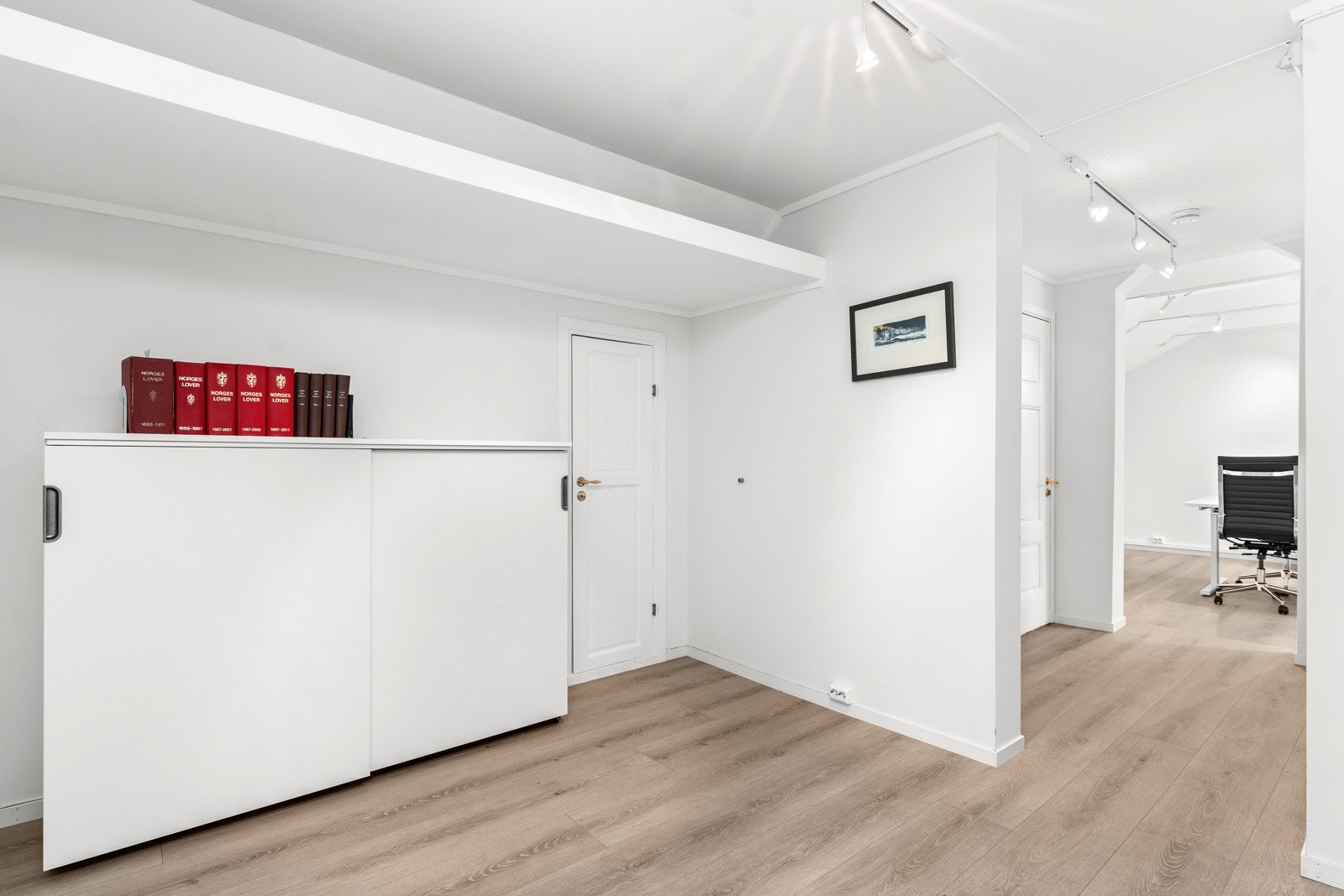 Gangareal med garderobeløsning. Galleribilde