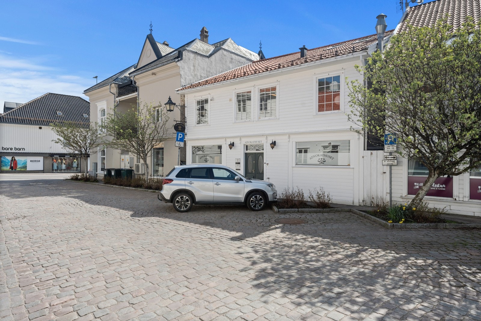 Offentlige parkeringsplasser rett ved inngangspartiet. Galleribilde