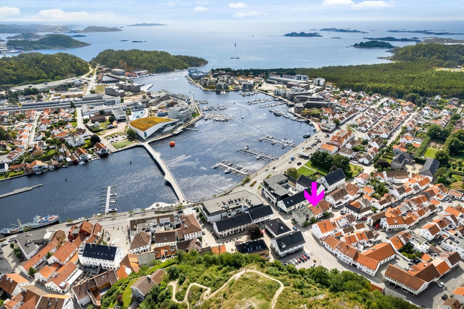 Her er det mulig å skaffe seg et lokale med god avkastning eller mulighet for å drive noe eget midt i den gamle bykjernen i Mandal. Galleribilde