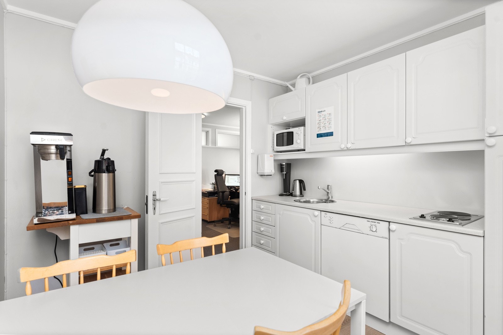 Kjøkken/pauserom med innredning og hvitevarer. Galleribilde