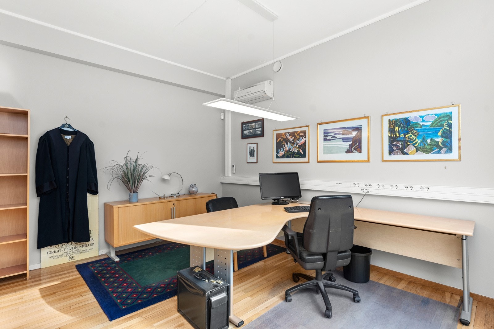 Romslig kontor med god plass til innredning. Galleribilde