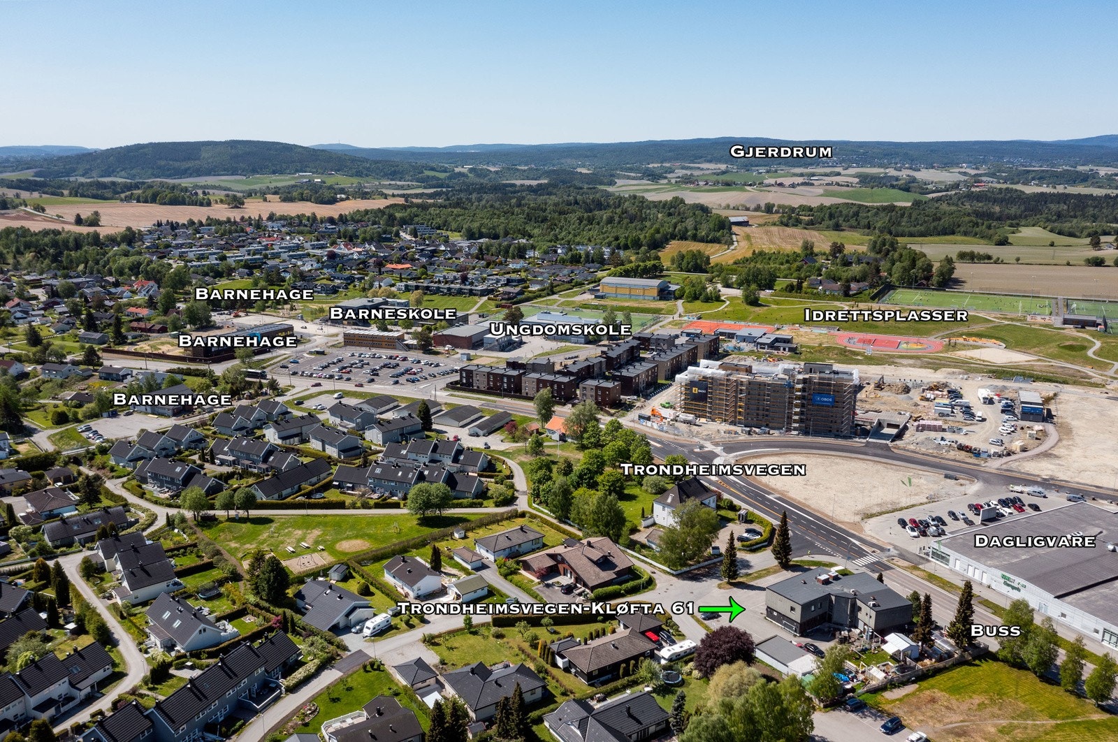 Dagligvarehandelen kan enkelt gjøres ved bl.a. Kiwi Kb Kløfta (450 m) og Rema 1000 Kløfta (650 m). Ønsker du ytterligere servicetilbud har Romerikssenteret et godt og variert utvalg, med blant annet matbutikken Meny. Galleribilde