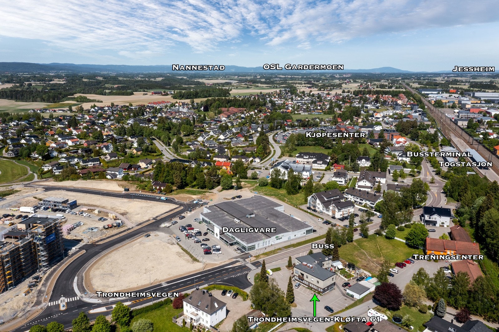 Området gir god mulighet for offentlig kommunikasjon via buss og tog. Nærmeste bussholdeplass er KB-Senteret og ligger ca. 30 m fra eiendommen. Galleribilde