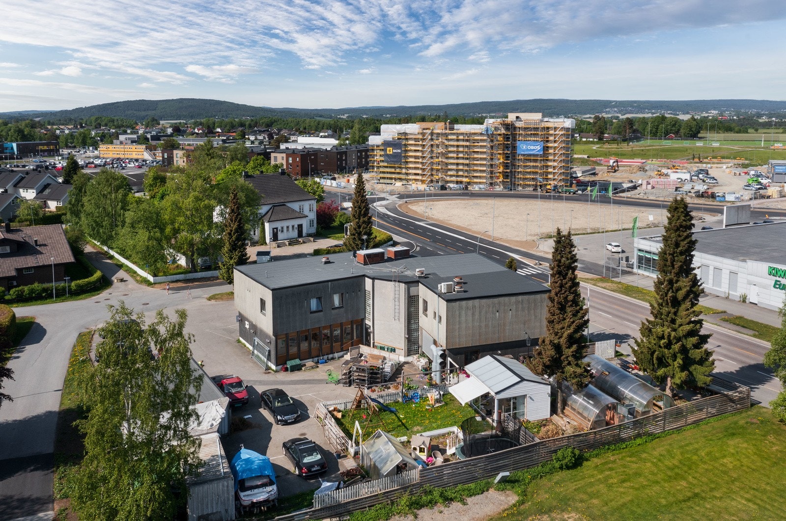 Eiendommen ligger sentralt til på Kløfta i Ullensaker kommune. Området består av næringslokaler, butikker og boligområder. Eiendommen har god adkomst til på- og avkjøring til E6 med gode transportforhold både sørover mot Oslo og nordover mot Trondheim. Galleribilde