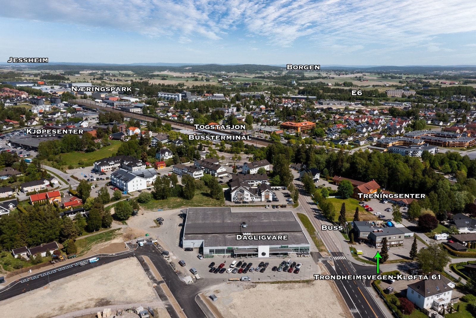 Eiendommen er regulert til bolig, forretning, kontor i reguleringsplan for "Kløfta sentrum" m/bestemmelser, vedtatt 28.04.1997. TU=40%. I områdene tillates oppført bebyggelse for kontor og boliger. Galleribilde