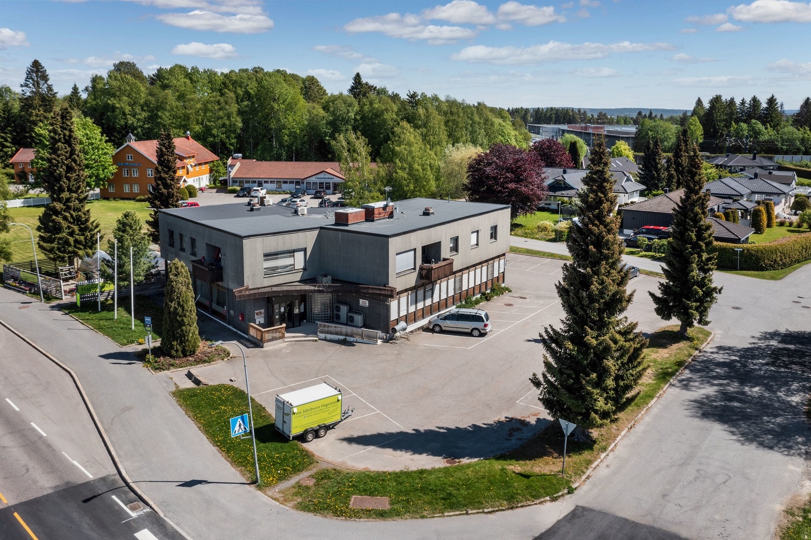 Attraktivt kombinasjonsbygg beliggende sentralt på Kløfta i Ullensaker kommune. Umiddelbar nærhet til offentlg kommunikasjon (tog og buss) og Kløfta sentrum med de fleste fasiliter. Galleribilde