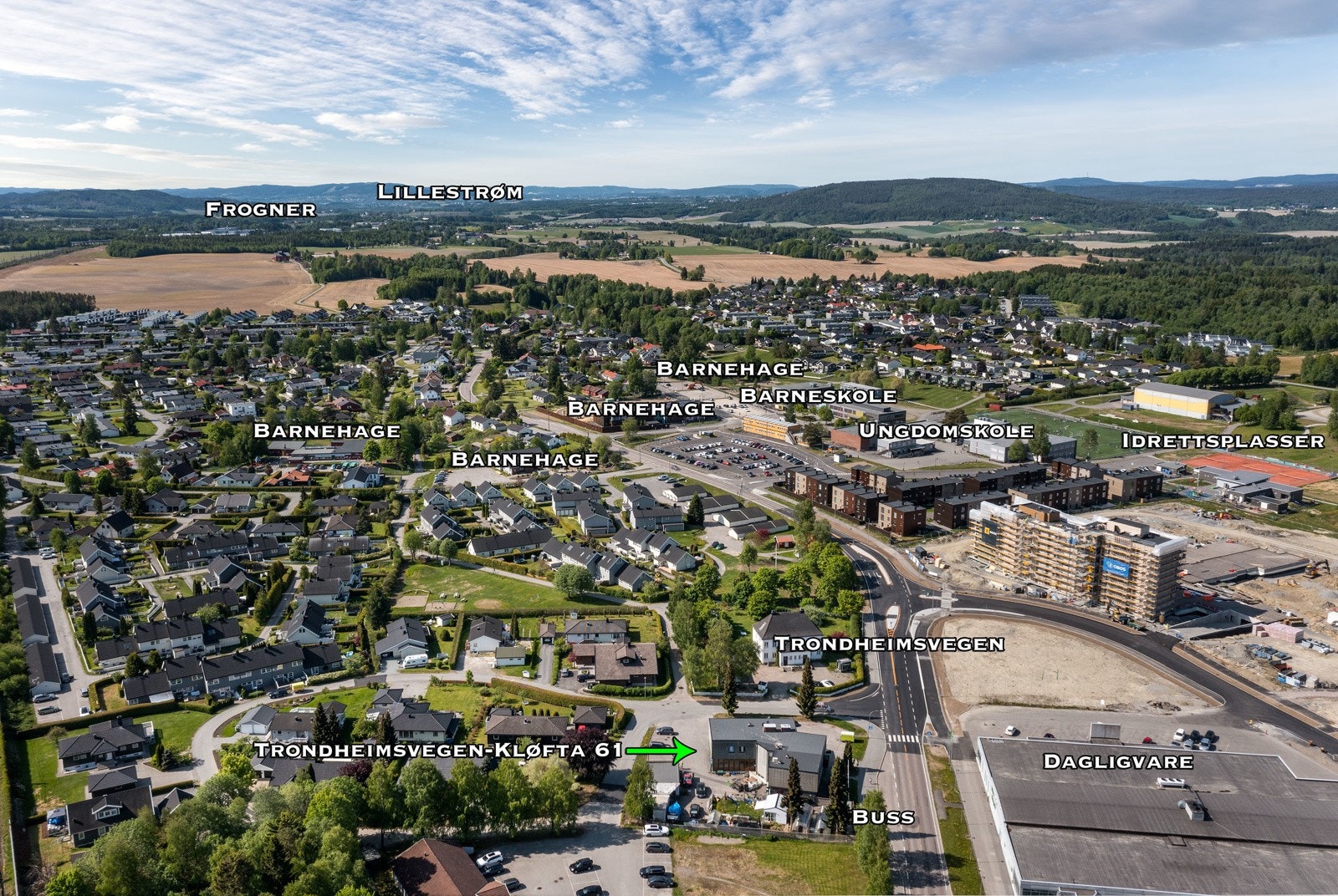 Eiendommen har også nærhet til flotte tur- og friluftsområder i Hiltonskogen og på Romeriksåsen, noe som gir gode rekreasjonsmuligheter både sommer og vinter. Galleribilde