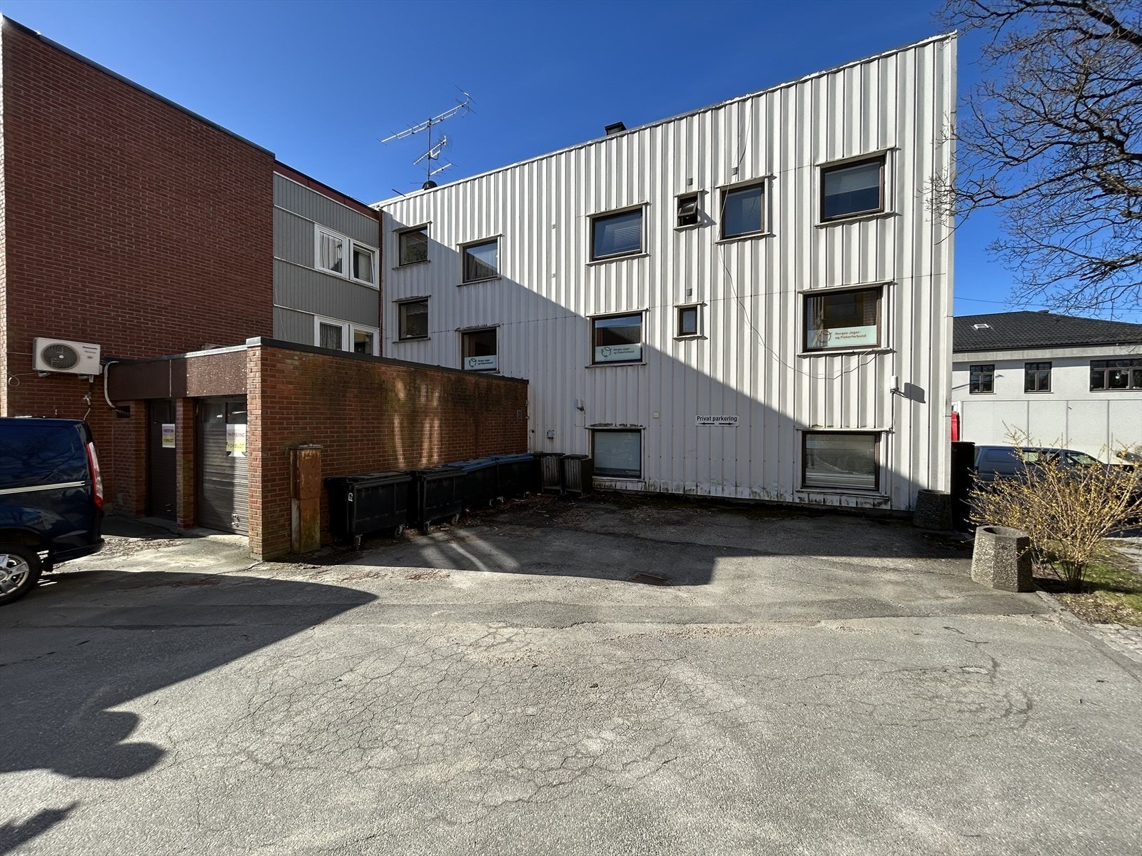 God parkeringsdekning i bakgården. Galleribilde